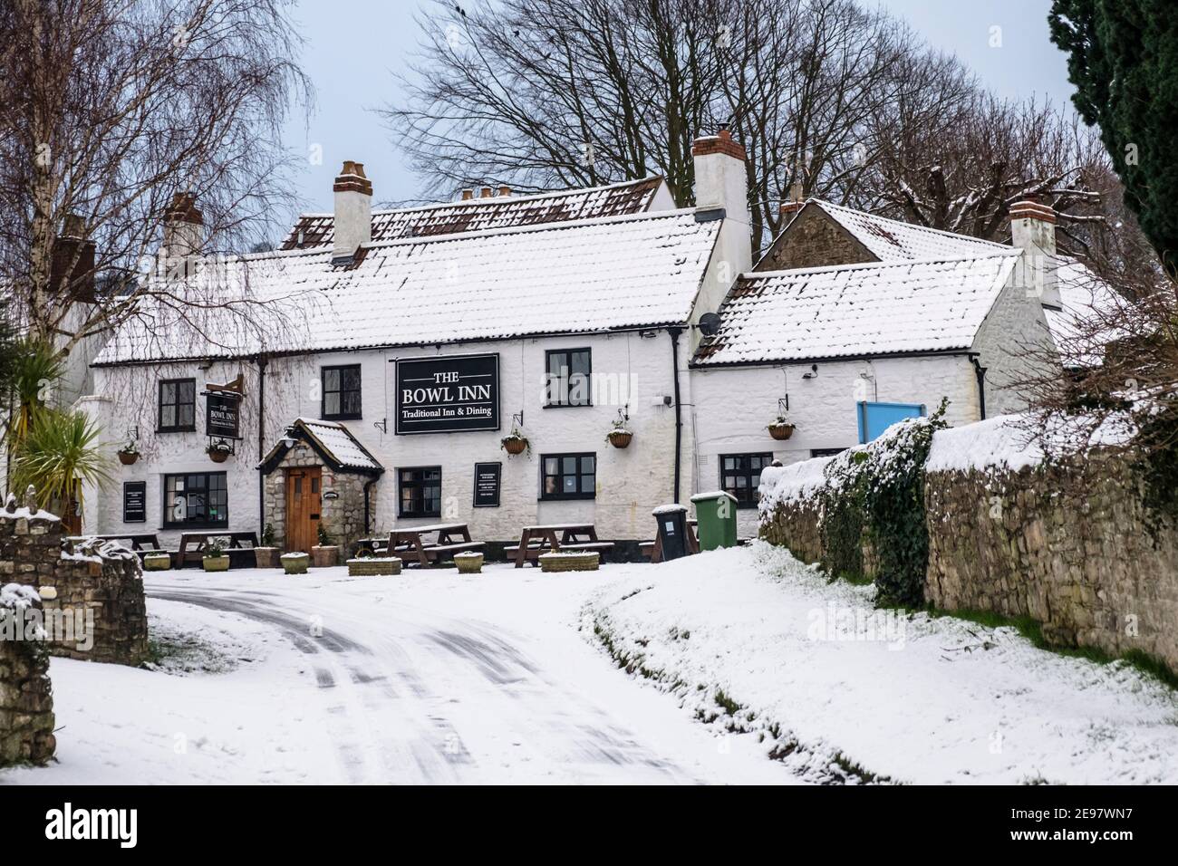 Almondsbury nella neve. Thje Bowl Inn, un pub del villaggio. Foto Stock