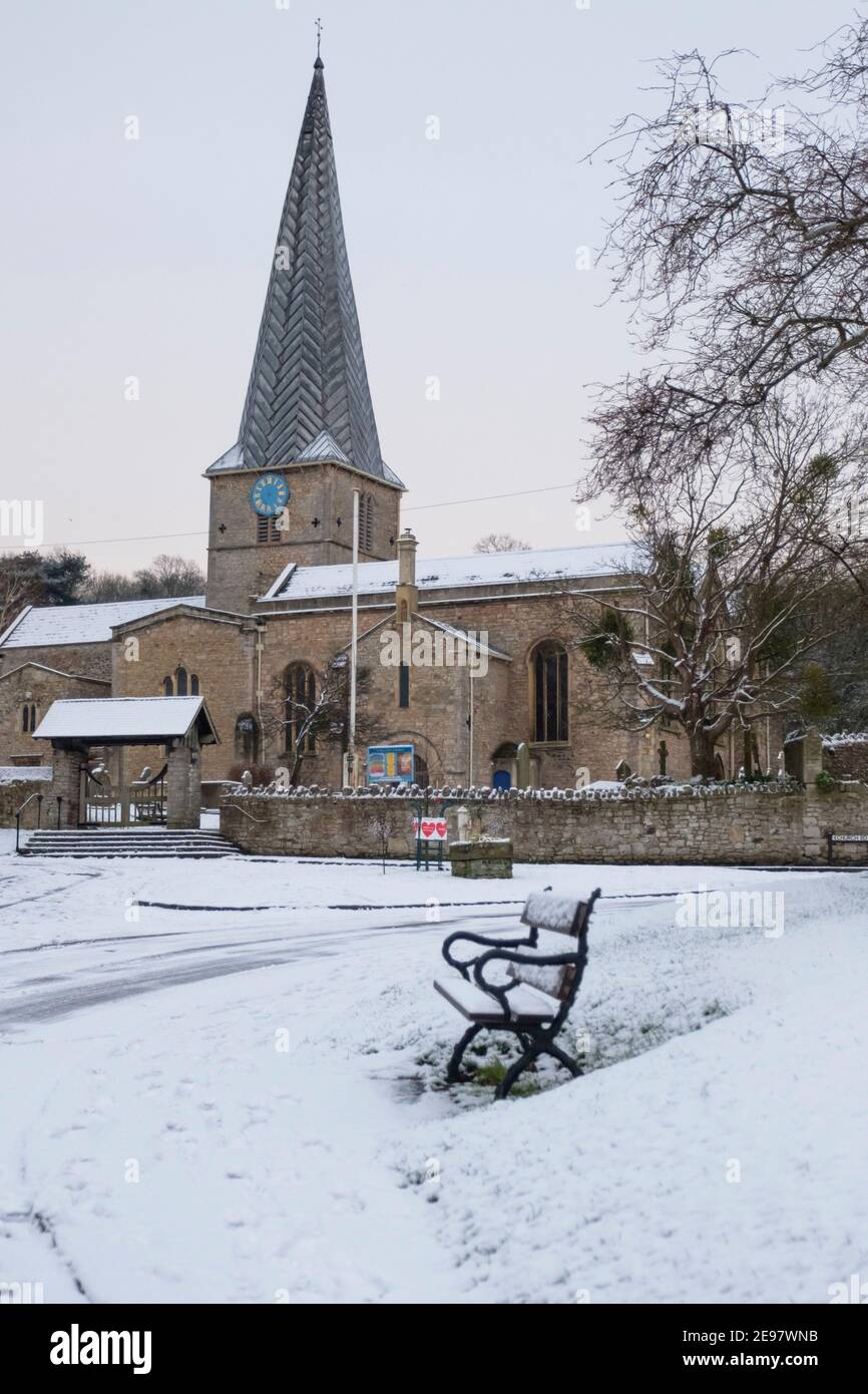 Almondsbury nella neve. Chiesa parrocchiale di Santa Maria Foto Stock