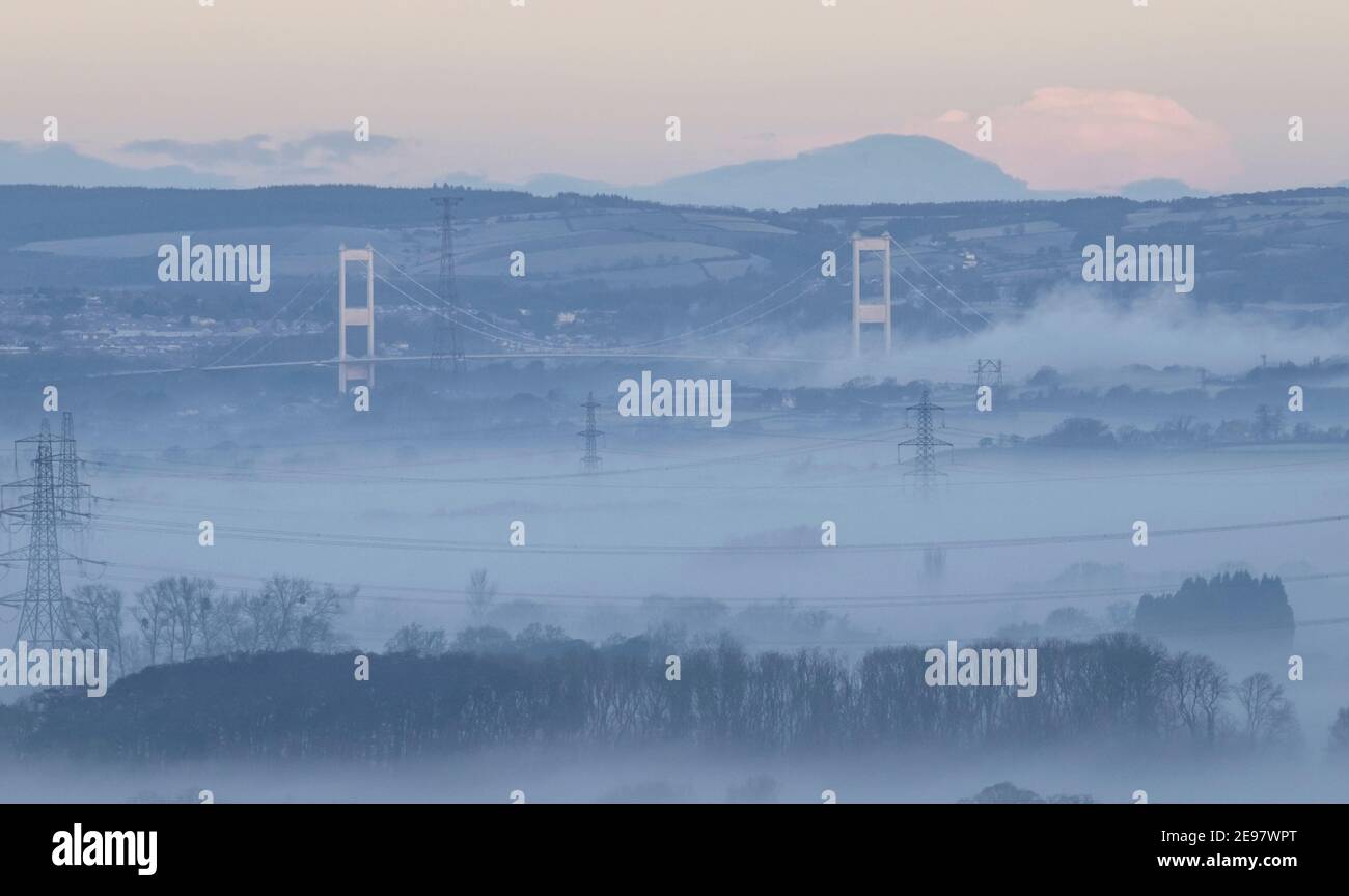Misty vista invernale del ponte Severn forma Almondsbury, a sud di glos, Regno Unito Foto Stock