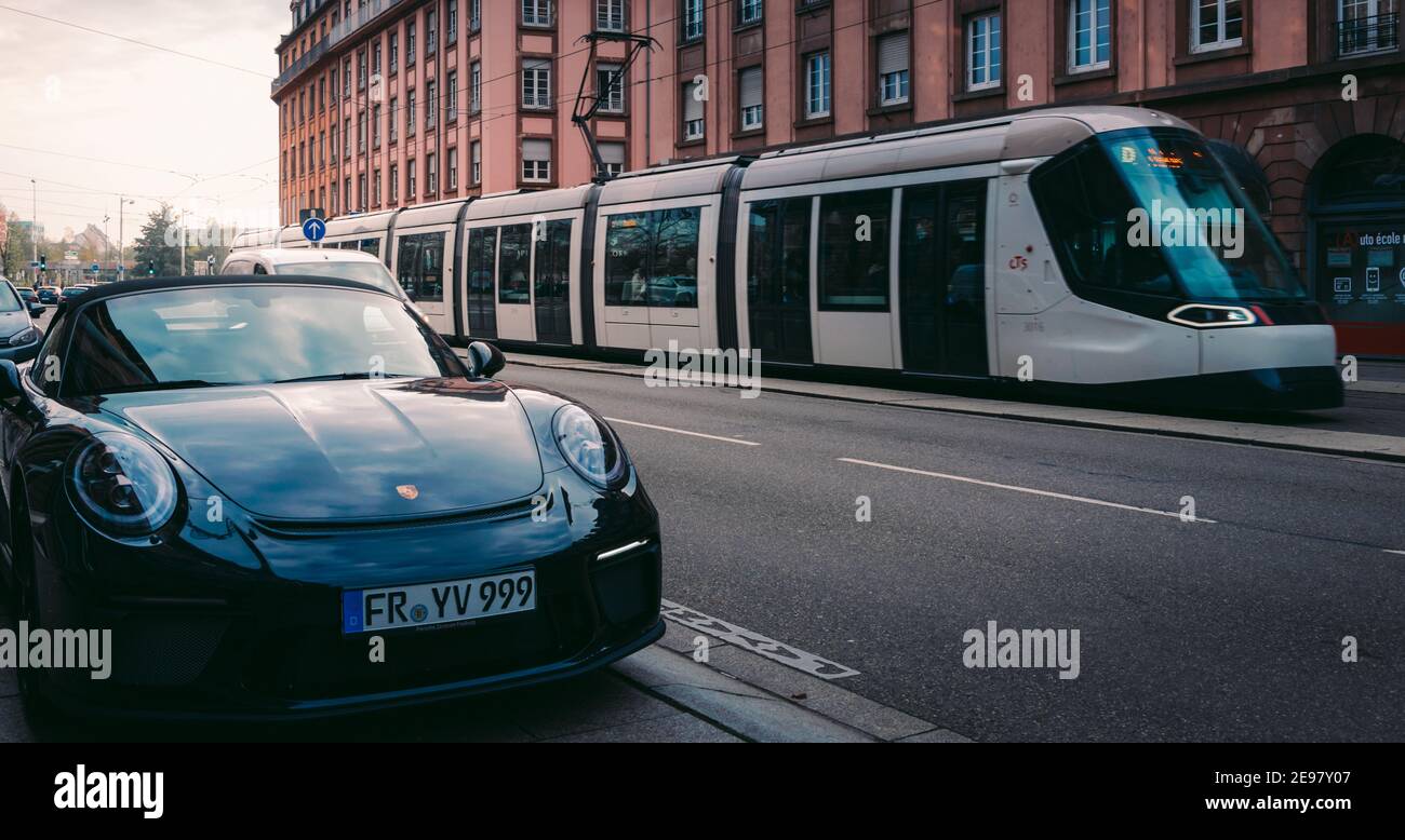 Una Porsche e un tram a Strasburgo, Francia Foto Stock