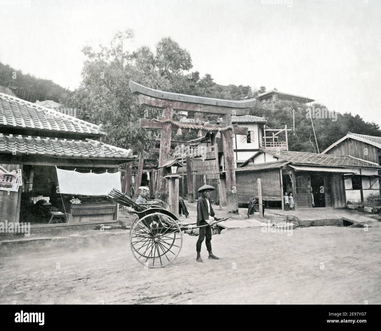 Foto della fine del XIX secolo - ingresso al Tempio di Suwayama, Kobe, torii e risciò. Foto Stock