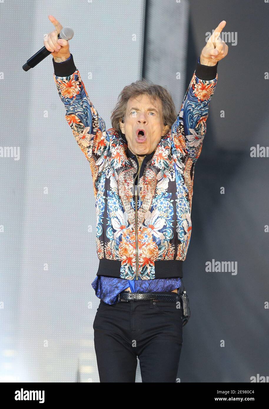 Il musicista britannico Mick Jagger si esibisce durante il tour di Rolling Stones 'No Filter' nello stadio Old Trafford a Manchester, in Gran Bretagna Foto Stock