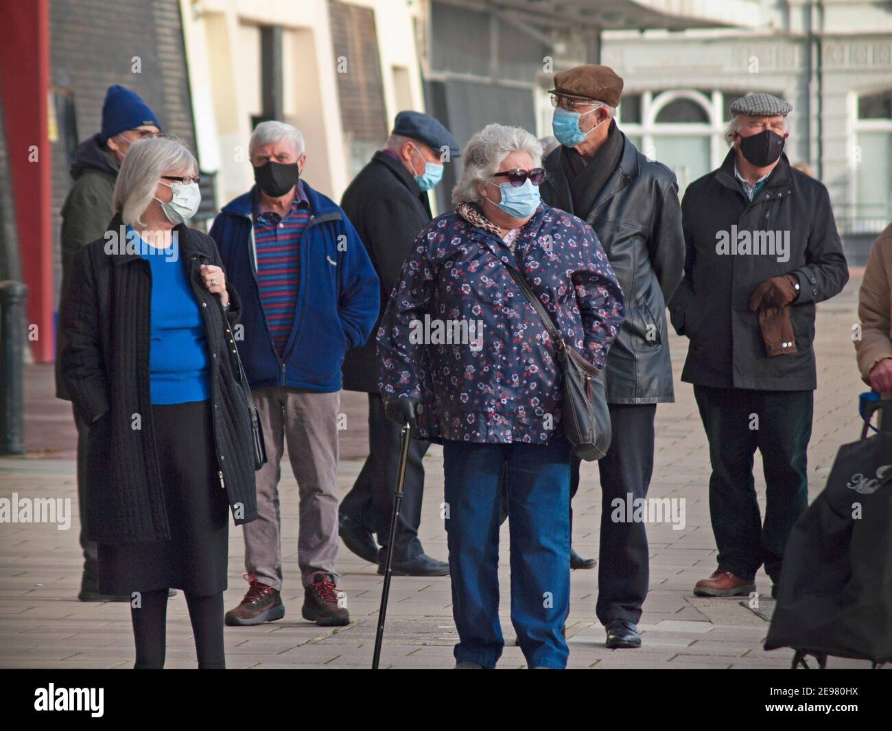 Anziani in attesa della vaccinazione COVID-19 a Brighton Foto Stock