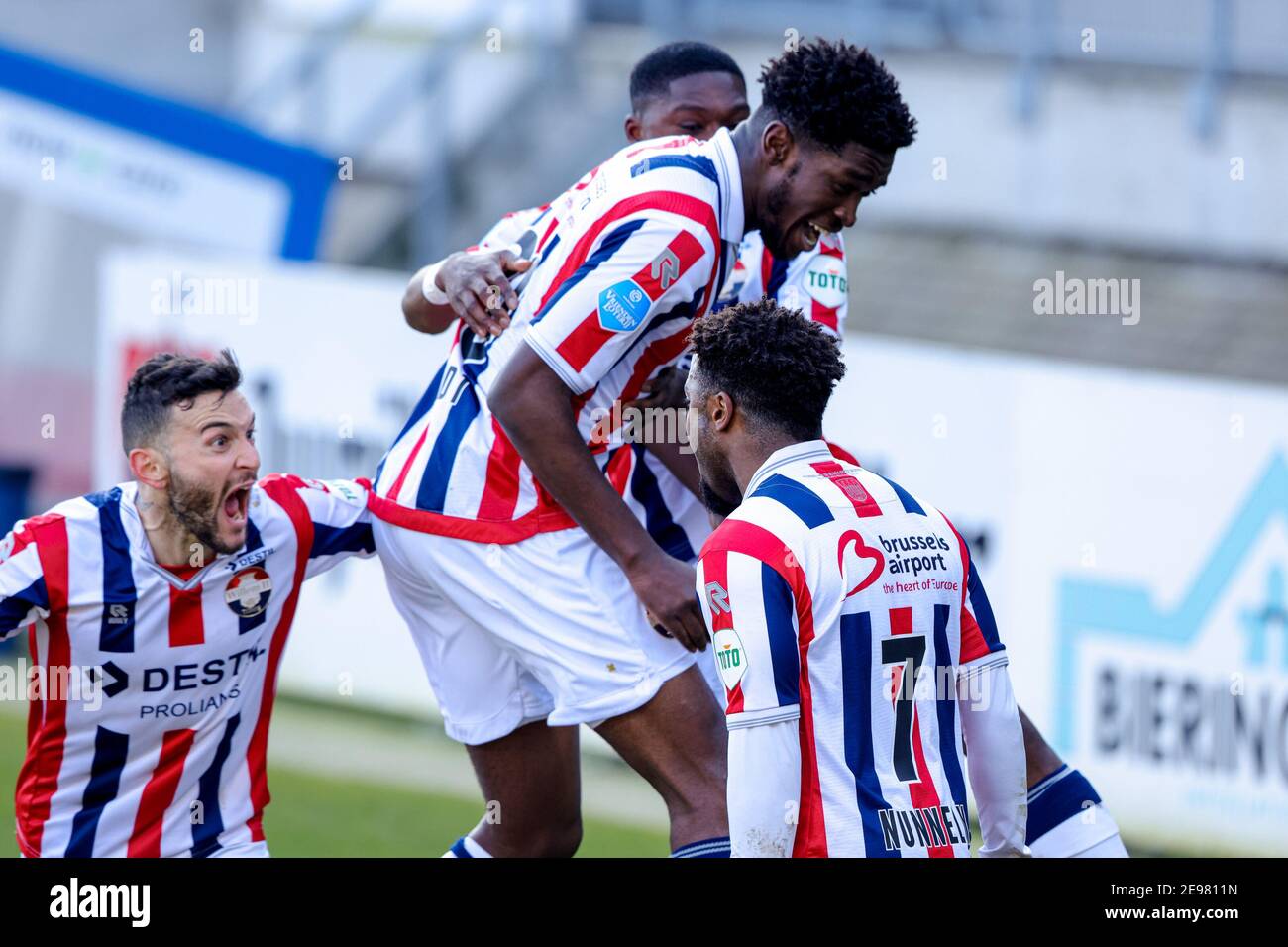 TILBURG, PAESI BASSI - GENNAIO 31: Che Nunnely di Willem II cleberating gol con la squadra (1:0) durante la partita olandese Eredivisie tra Willem II e F. Foto Stock