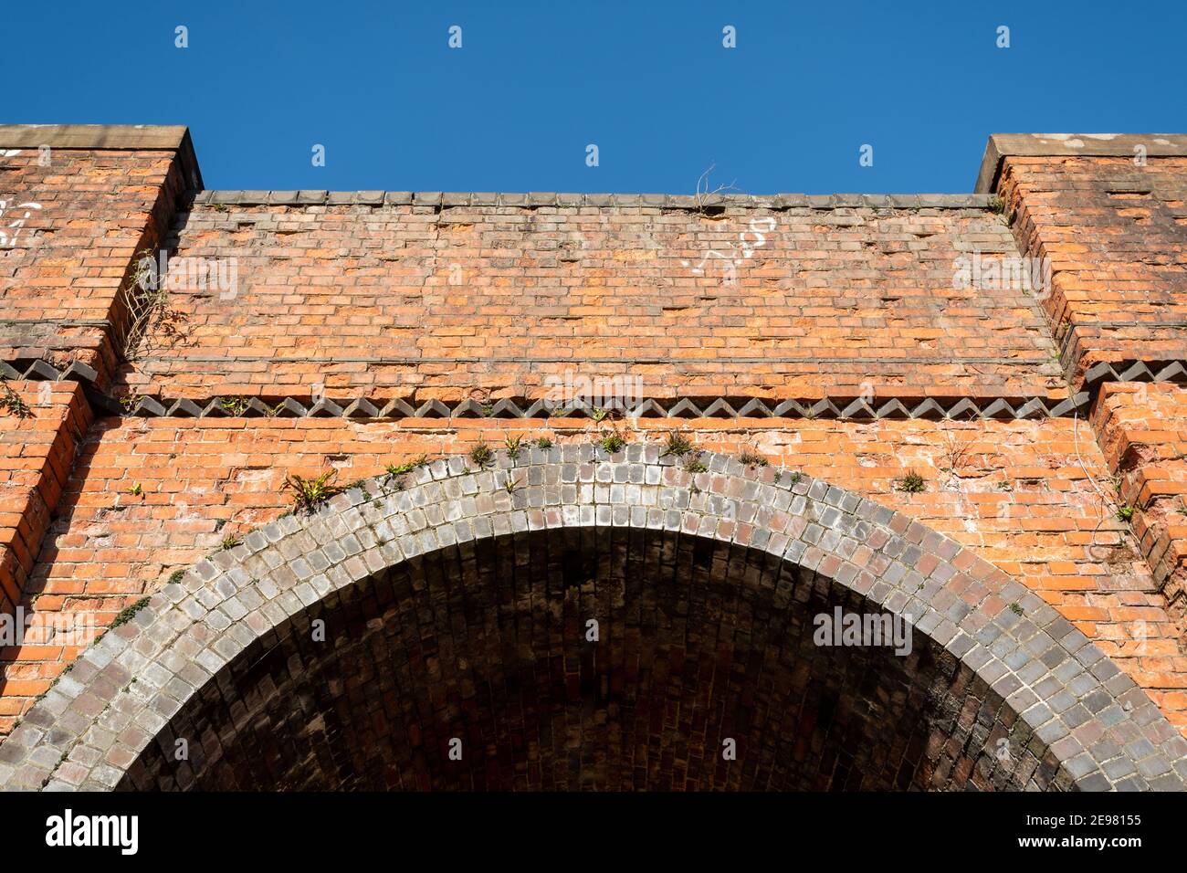 Dettaglio del vecchio ponte ferroviario vittoriano in mattoni, Regno Unito Foto Stock