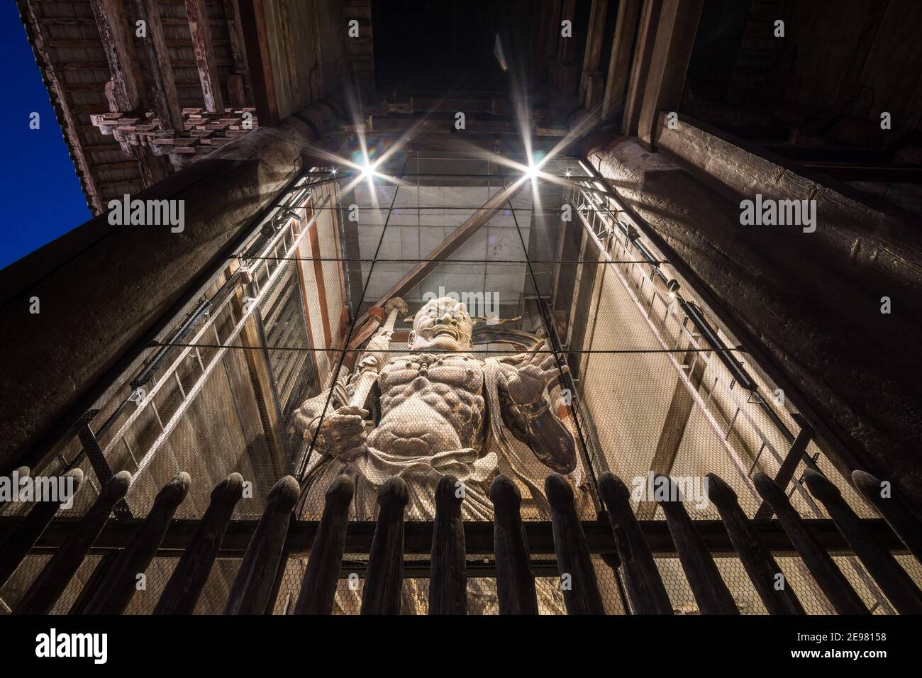 Uno dei due guardiani della porta, Kongo Rikishi o Ni-ō, nella Grande porta Sud del tempio Todaiji a Nara Giappone, risalente al 1203 Foto Stock