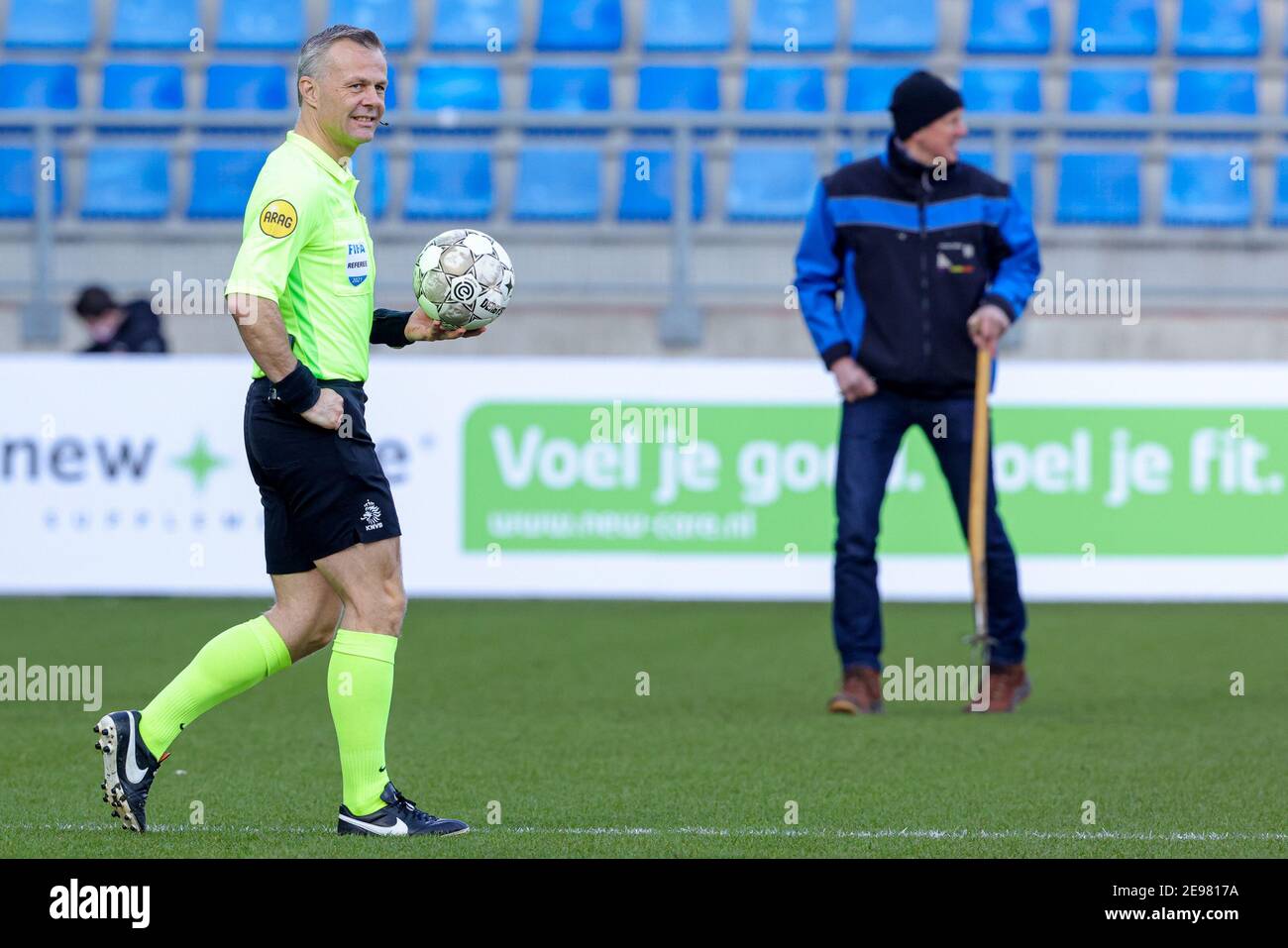 TILBURG, PAESI BASSI - GENNAIO 31: (L-R): Arbitro Robin Hensgens durante la partita olandese di Eredivisie tra Willem II e FC Emmen a Koning Willem II Foto Stock
