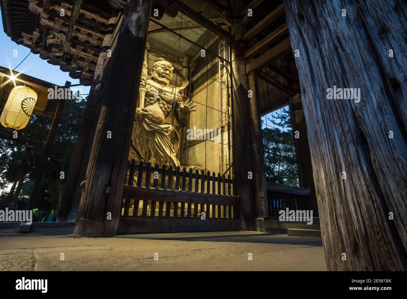 Uno dei due guardiani della porta, Kongo Rikishi o Ni-ō, nella Grande porta Sud del tempio Todaiji a Nara Giappone, risalente al 1203 Foto Stock