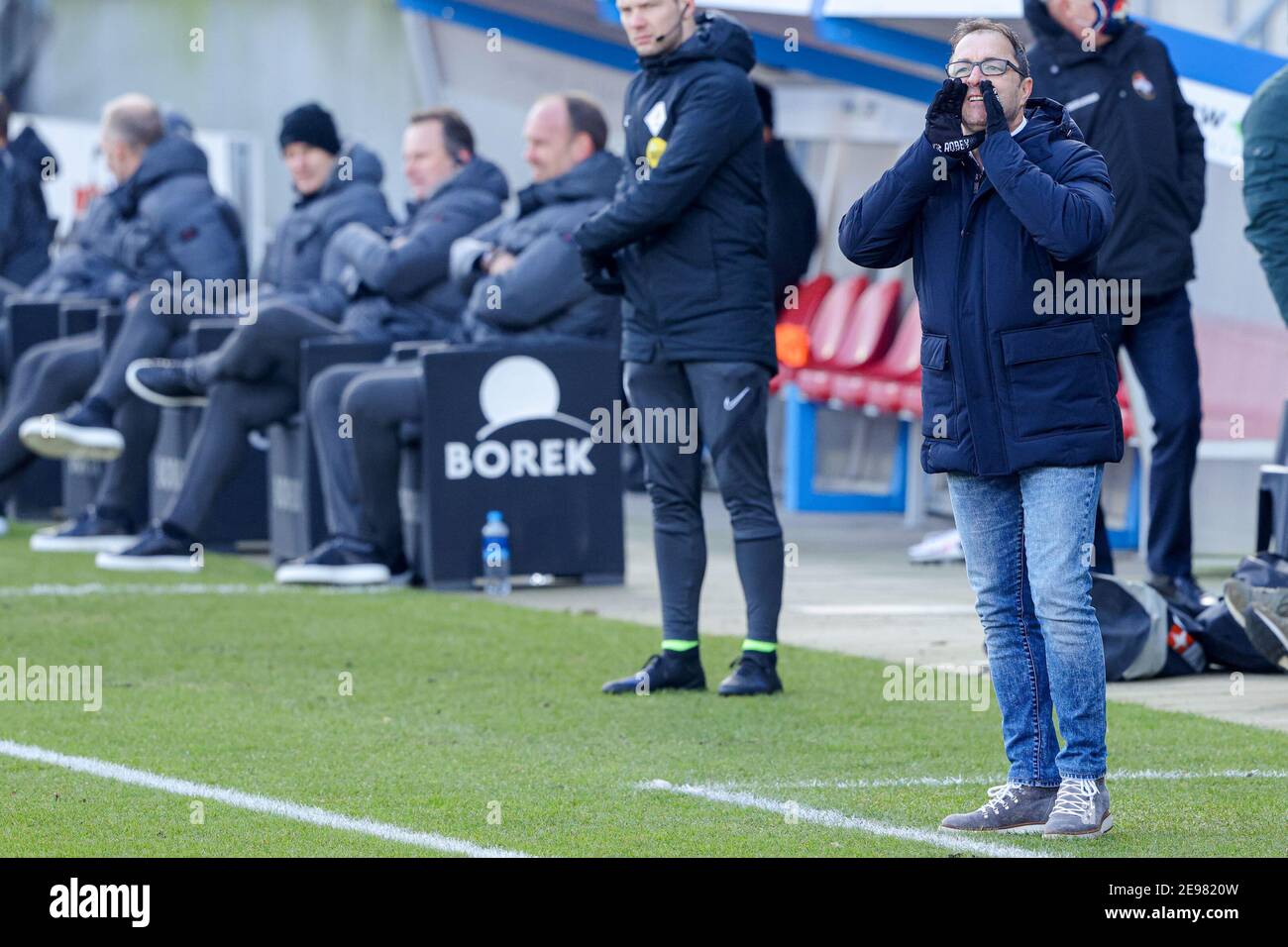 TILBURG, PAESI BASSI - GENNAIO 31: (L-R): Capo allenatore Zeljko Petrovic di Willem II durante la partita olandese Eredivisie tra Willem II e FC Emmen a. Foto Stock