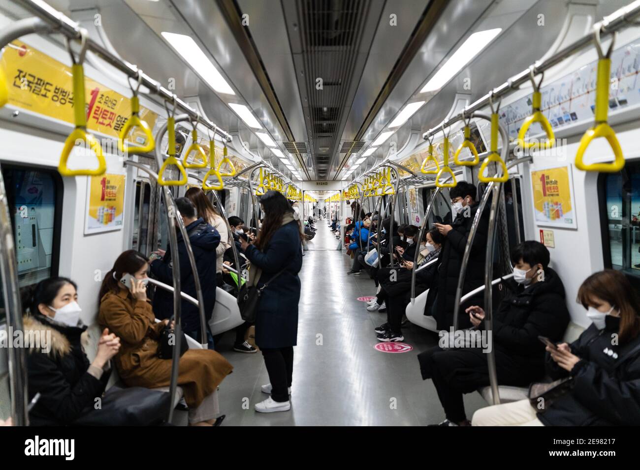 L'interno della metropolitana di Seoul è pulito, tranquillo e sicuro Foto Stock