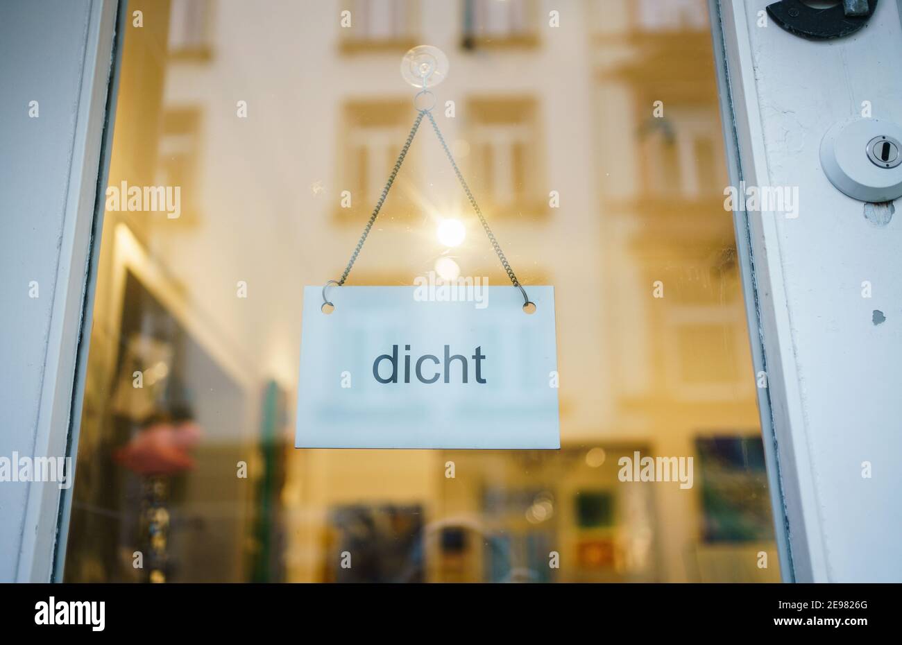 03 febbraio 2021, Hessen, Francoforte sul meno: Solo la parola 'dicht' è scritta sulla porta d'ingresso di una galleria chiusa a causa dell'attuale blocco nel quartiere di sachsenhausen. Foto: Frank Rumpenhorst/dpa Foto Stock