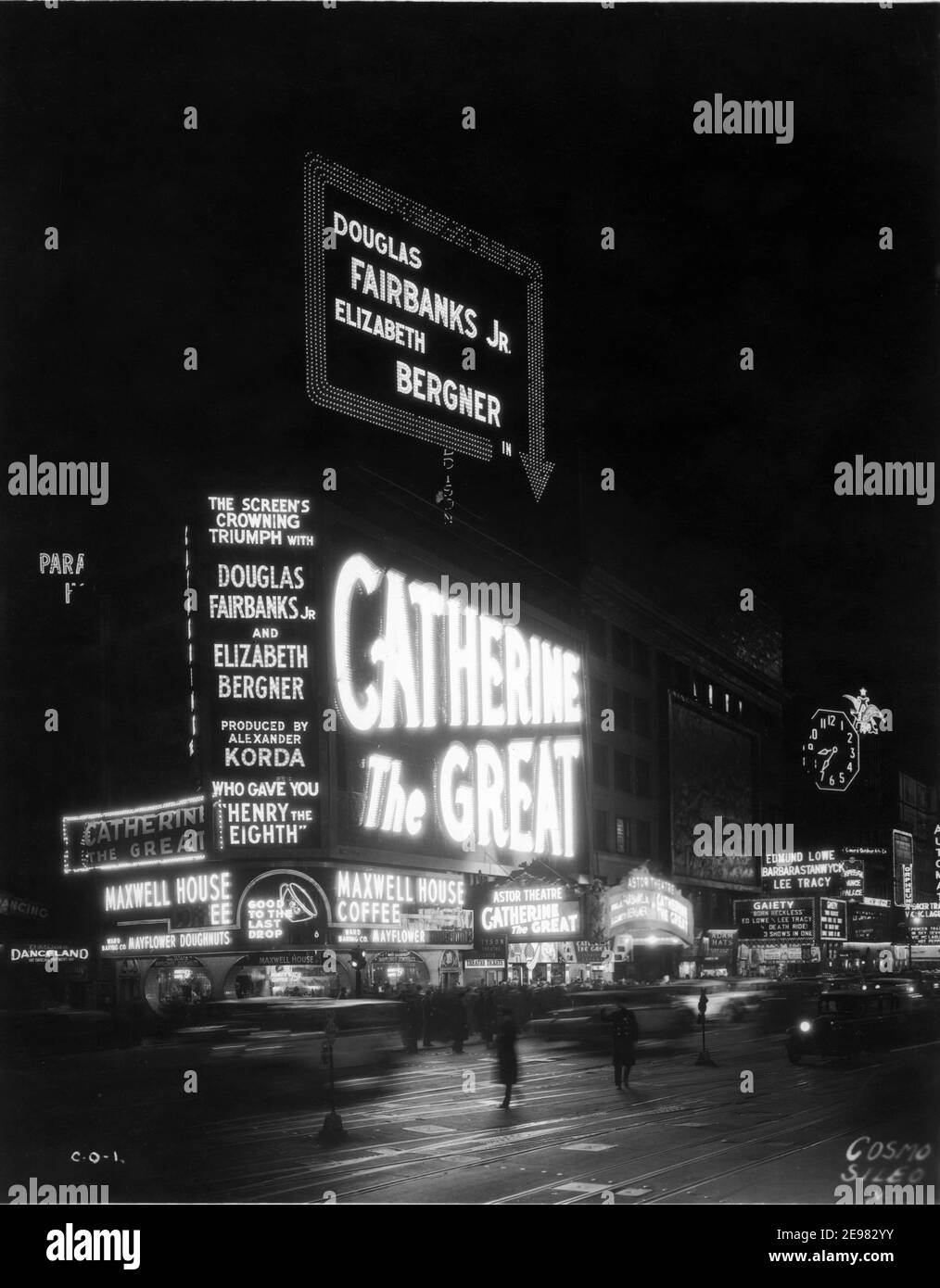 L'Astor Movie Theater a New York nel febbraio 1934 Mostra DOUGLAS FAIRBANKS Jr e ELISABETH BERGNER in CATHERINE IL GRANDI 1934 registi PAUL CZINNER e ALEXANDER KORDA costumi Giovanni I produttori di Armstrong Alexander Korda e Ludovico Toeplitz London Film Productions / Artisti Uniti Foto Stock