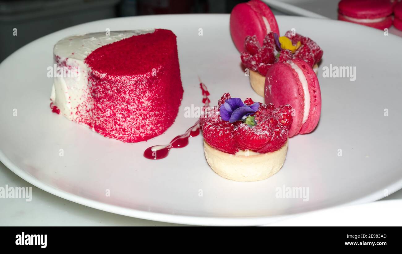 Torta di fragole a forma di cuore con amaretti rosa - cheesecake amore Dessert - San Valentino festeggiamenti Foto Stock