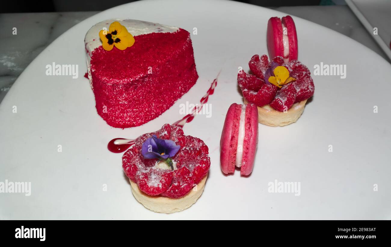 Torta di fragole a forma di cuore con amaretti rosa - cheesecake amore Dessert - San Valentino festeggiamenti Foto Stock