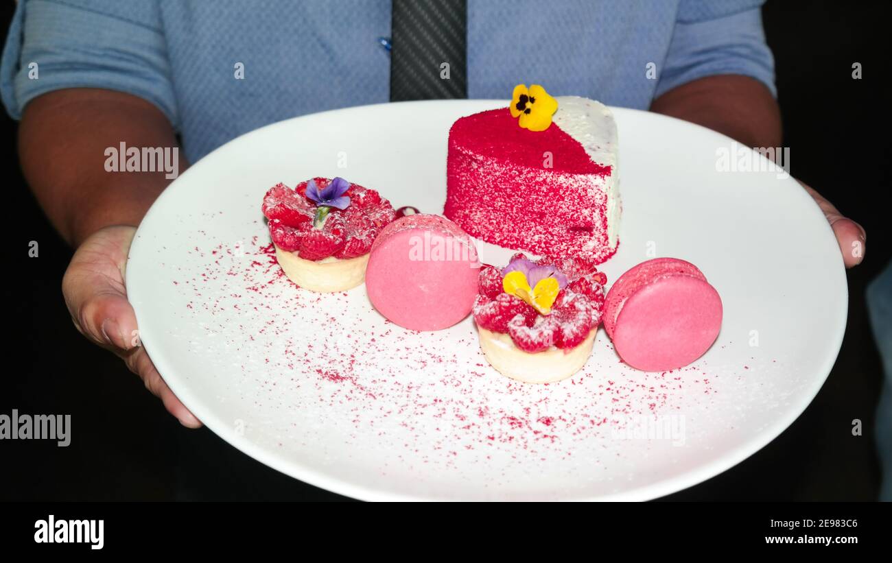 Torta di fragole a forma di cuore con amaretti rosa - cheesecake amore Dessert - San Valentino festeggiamenti Foto Stock