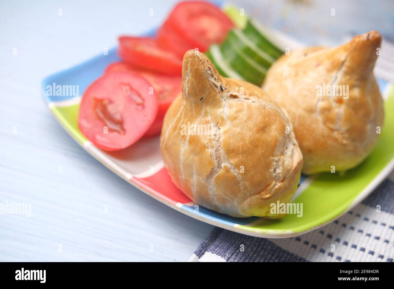 puff di curry singara con insalata sul piatto Foto Stock