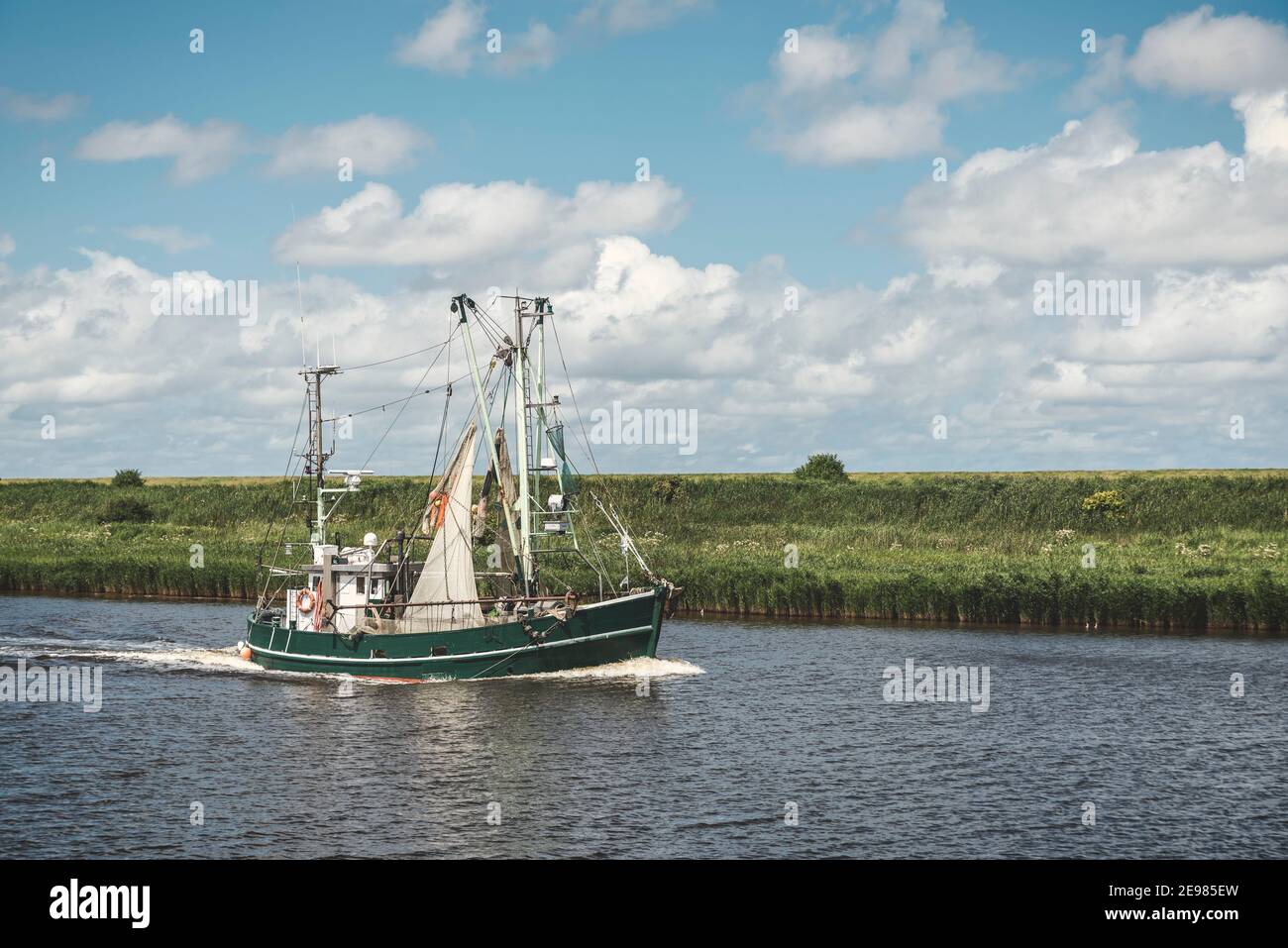 Imbarcazione per gamberetti nel Leyhoerner-Sieltief, Greetsiel, bassa Sassonia, Germania, Europa Foto Stock