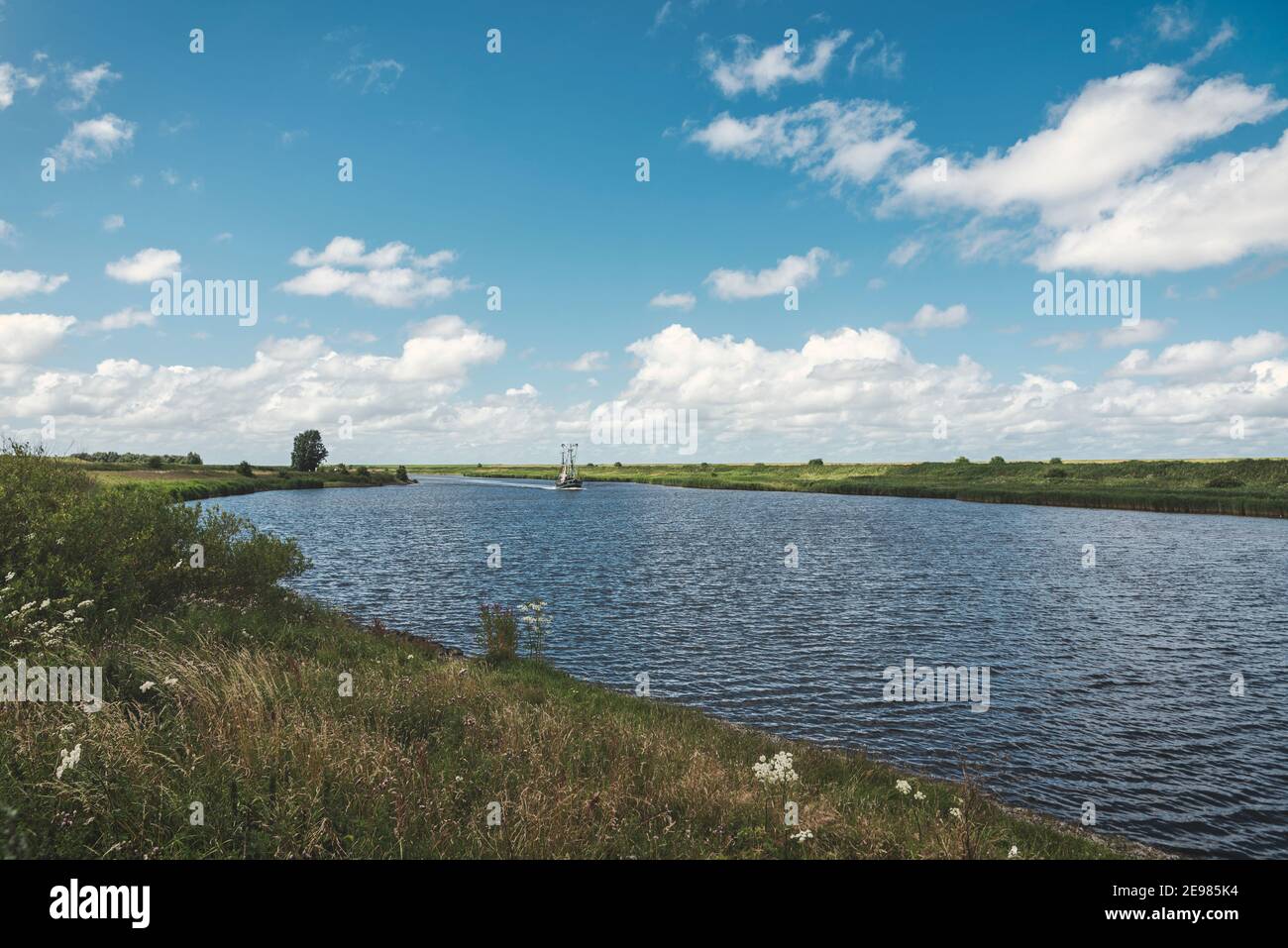 Imbarcazione per gamberetti nel Leyhoerner-Sieltief, Greetsiel, bassa Sassonia, Germania, Europa Foto Stock