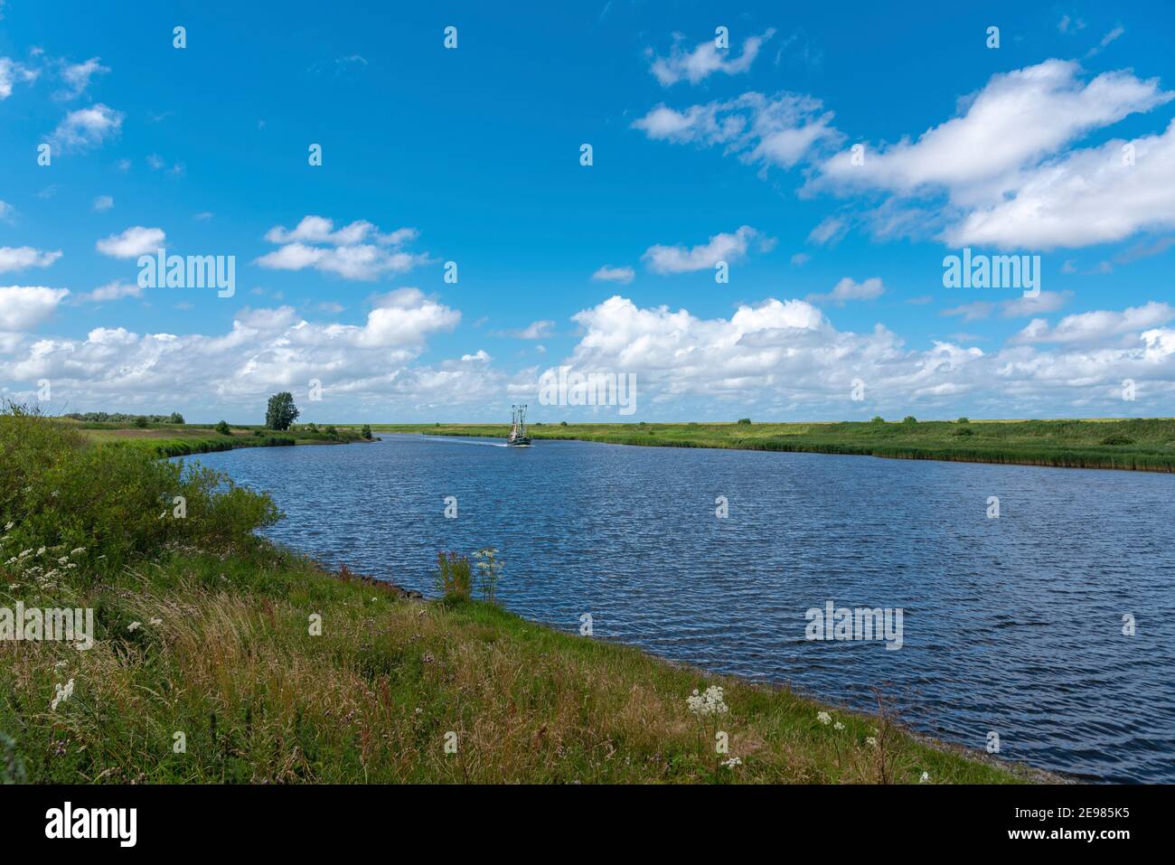 Imbarcazione per gamberetti nel Leyhoerner-Sieltief, Greetsiel, bassa Sassonia, Germania, Europa Foto Stock