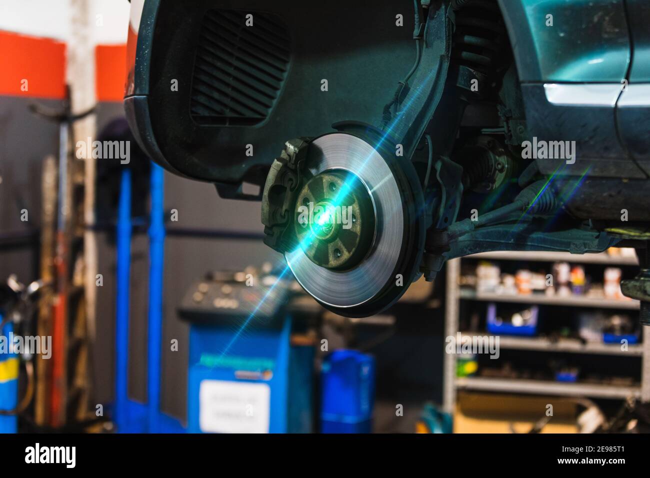 Pinze dei freni in officina Foto Stock