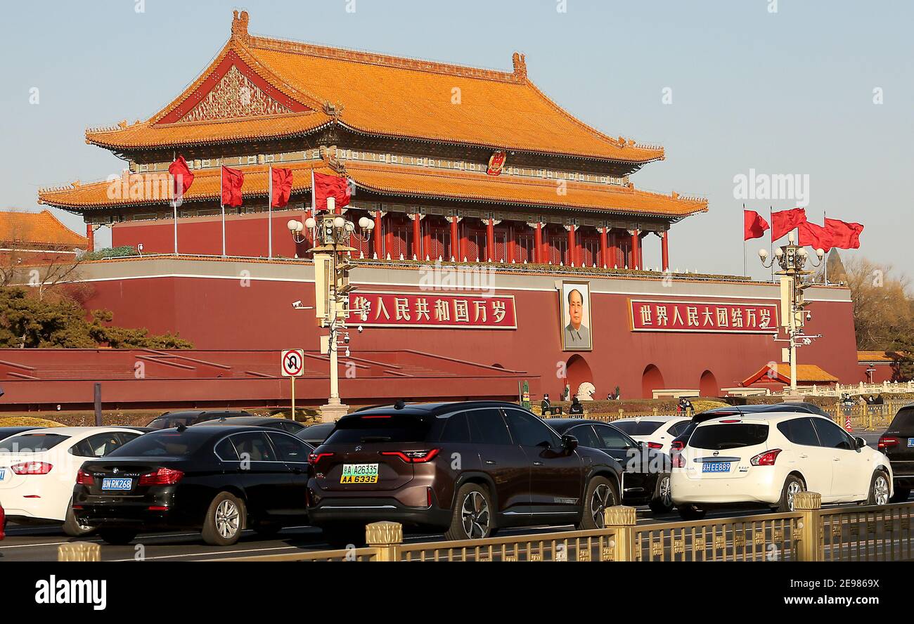 Pechino, Cina. 03 Feb 2021. Il traffico passa davanti al rostro nord di Piazza Tiananmen, con un ritratto gigante dell'ex presidente Mao Zedong, a Pechino mercoledì 3 febbraio 2021. Piazza Tiananmen, uno dei siti storici più importanti e visitati della Cina, è rimasta in gran parte vuota a causa di un parziale blocco a causa della minaccia di Covid-19 nella capitale. Foto di Stephen Shaver/UPI Credit: UPI/Alamy Live News Foto Stock