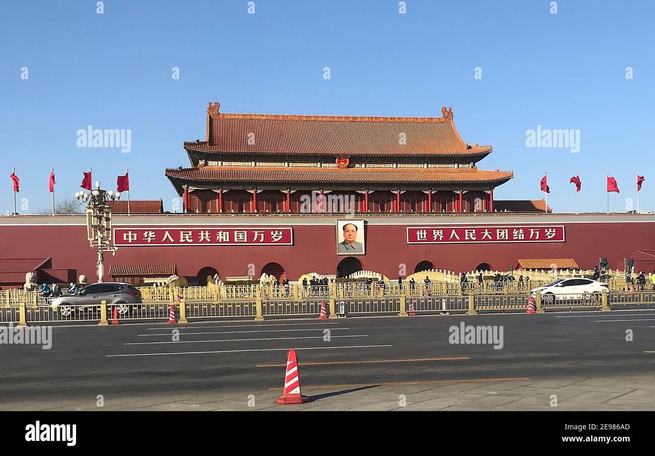Pechino, Cina. 03 Feb 2021. Il traffico passa davanti al rostro nord di Piazza Tiananmen, con un ritratto gigante dell'ex presidente Mao Zedong, a Pechino mercoledì 3 febbraio 2021. Piazza Tiananmen, uno dei siti storici più importanti e visitati della Cina, è rimasta in gran parte vuota a causa di un parziale blocco a causa della minaccia di Covid-19 nella capitale. Foto di Stephen Shaver/UPI Credit: UPI/Alamy Live News Foto Stock