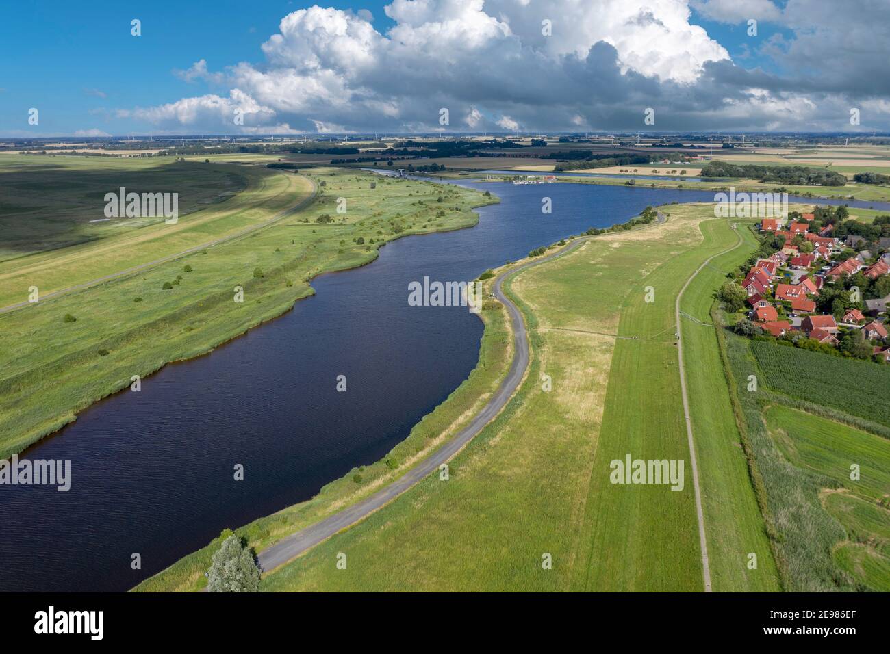 Drone vista aerea, Paesaggio sul Leyhoerner-Sieltief, Greetsiel, bassa Sassonia, Germania, Europa Foto Stock