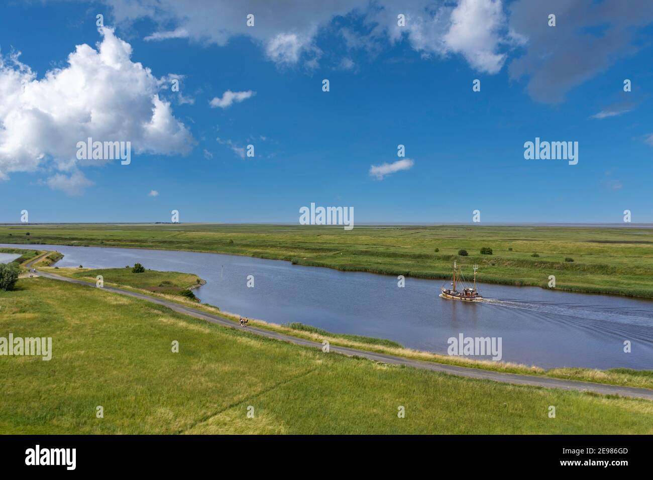 Drone vista aerea, Shrimp barca nel Leyhoerner-Sieltief, Greetsiel, bassa Sassonia, Germania, Europa Foto Stock