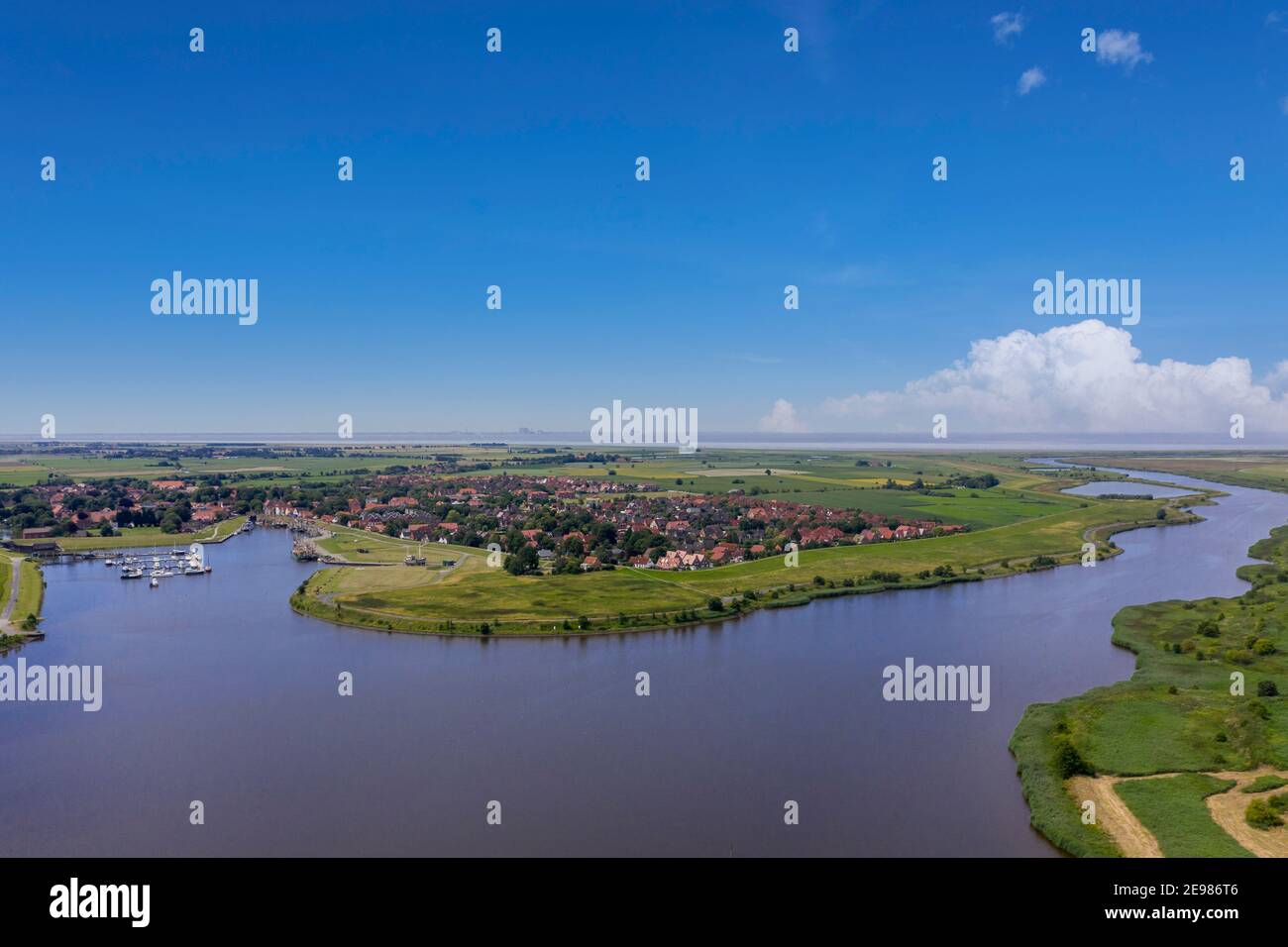 Drone vista con vista su Greetsiel al Mare del Nord, Greetsiel, bassa Sassonia, Germania, Europa Foto Stock