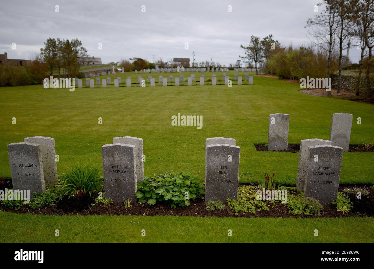 Tombe di 13 marinai tedeschi al cimitero navale di Lyness che è morto nel Grand scuttle, Orkney Islands, Scotland. Le Orkney Islands a nord della Scozia Foto Stock