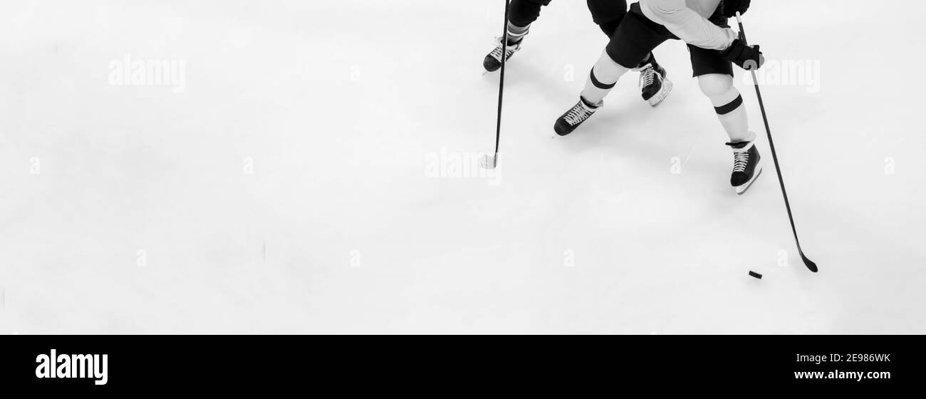 Giocatore professionista di hockey su ghiaccio. Concetto di sport di squadra. Filtro in bianco e nero Foto Stock