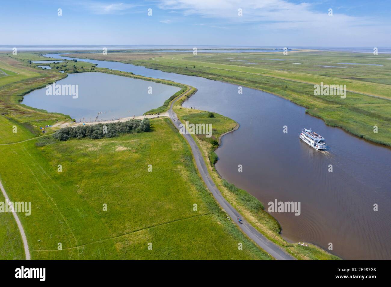 Vista sul drone con il paesaggio a Leyhoerner-Sieltief e nave turistica, Greetsiel, bassa Sassonia, Germania, Europa Foto Stock