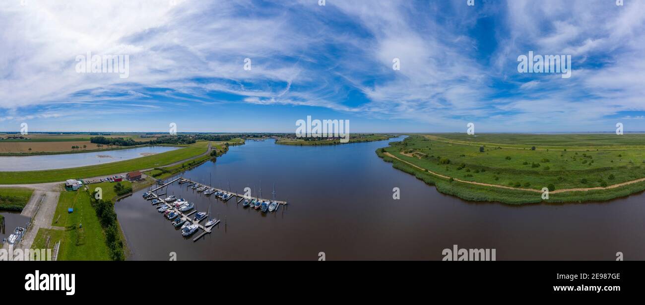 Drone vista con paesaggio della baia di Ley, Greetsiel, bassa Sassonia, Germania, Europa Foto Stock