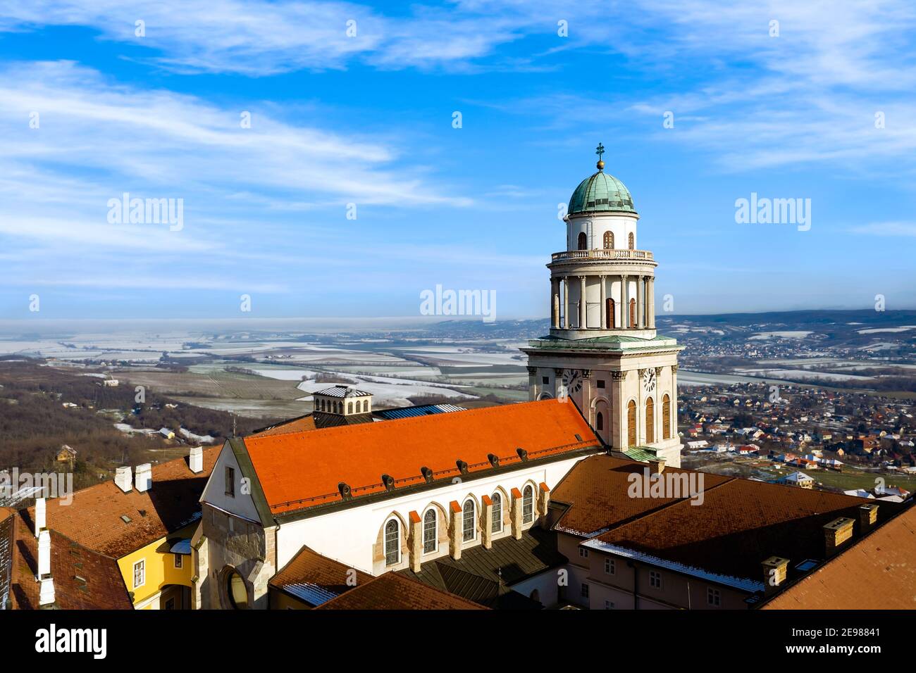 Foto ariea dell'abbazia benedettina di Pannonhalama in Ungheria. Incredibile edificio storico con una bella chiesa e biblioteca. Popolare destinazione turistica Foto Stock