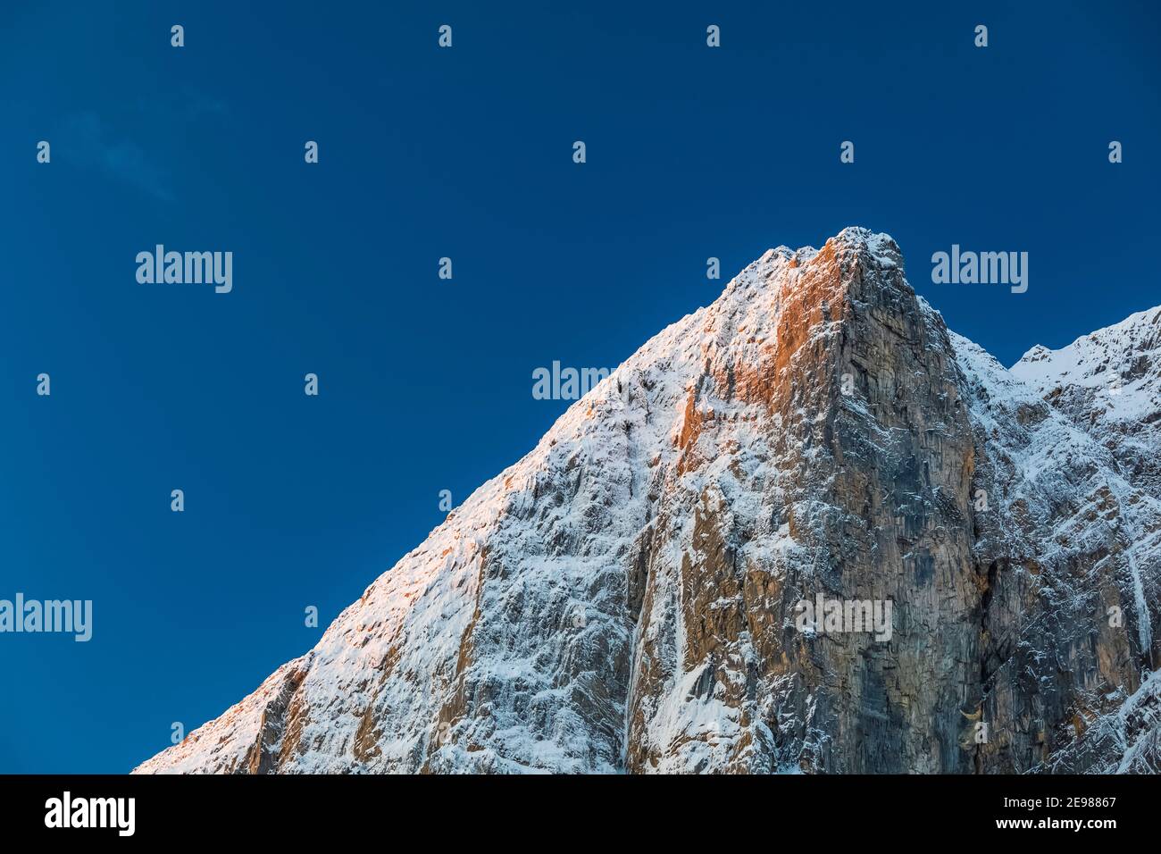 La faccia ripida e innevata di Floe Peak nel Parco Nazionale di Kootenay nelle Montagne Rocciose Canadesi, British Columbia, Canada Foto Stock