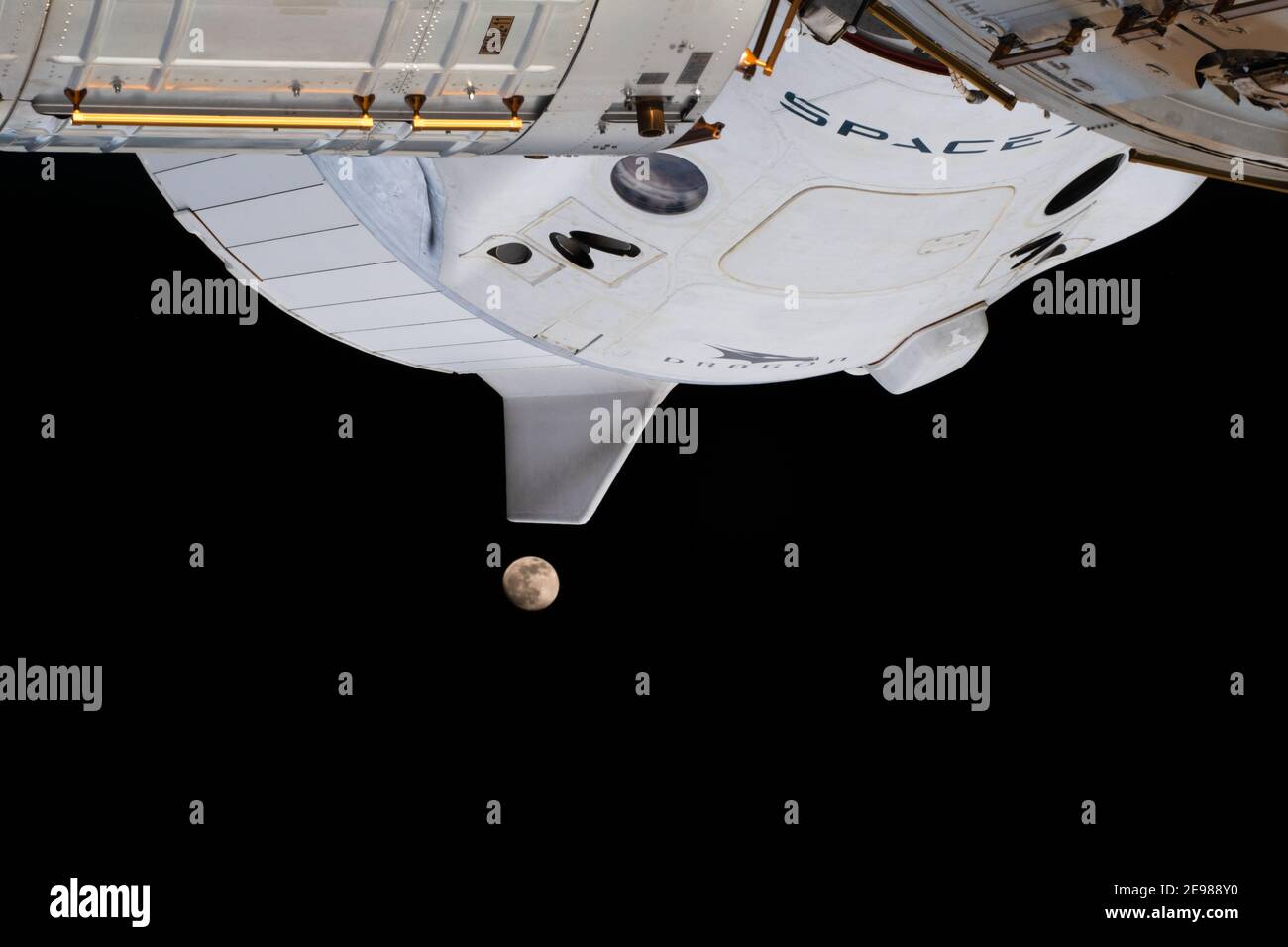 La luna incorniciata su un veicolo Space X. Elementi di questa immagine forniti dalla NASA Foto Stock