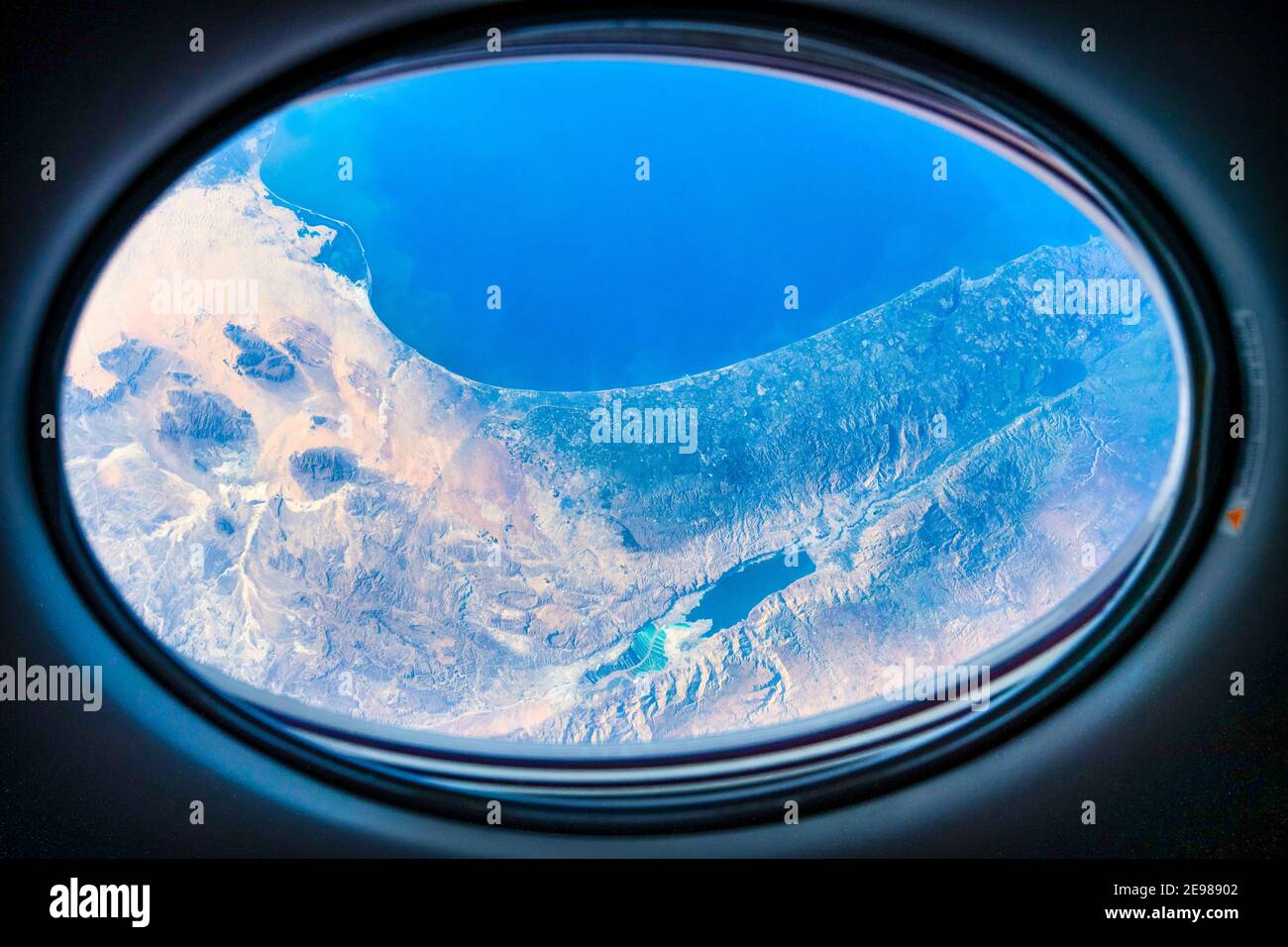 Crosta terrestre incorniciata nella finestra ISS. Miglioramento digitale. Elementi di questa immagine forniti dalla NASA Foto Stock