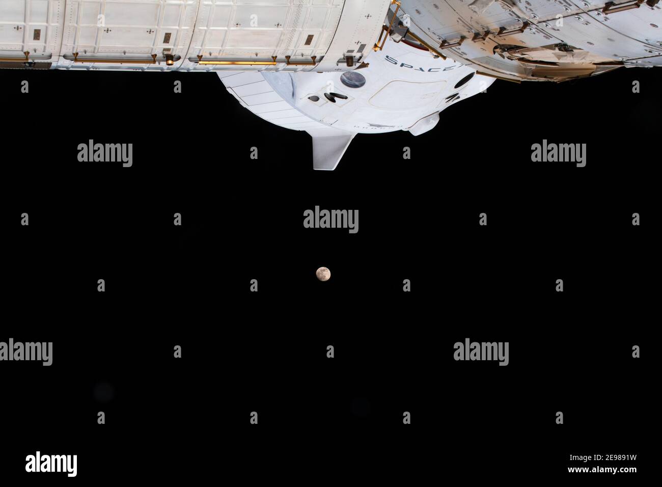 La luna incorniciata su un veicolo Space X. Punto di vista dalla stazione ISS. Elementi di questa immagine forniti dalla NASA Foto Stock
