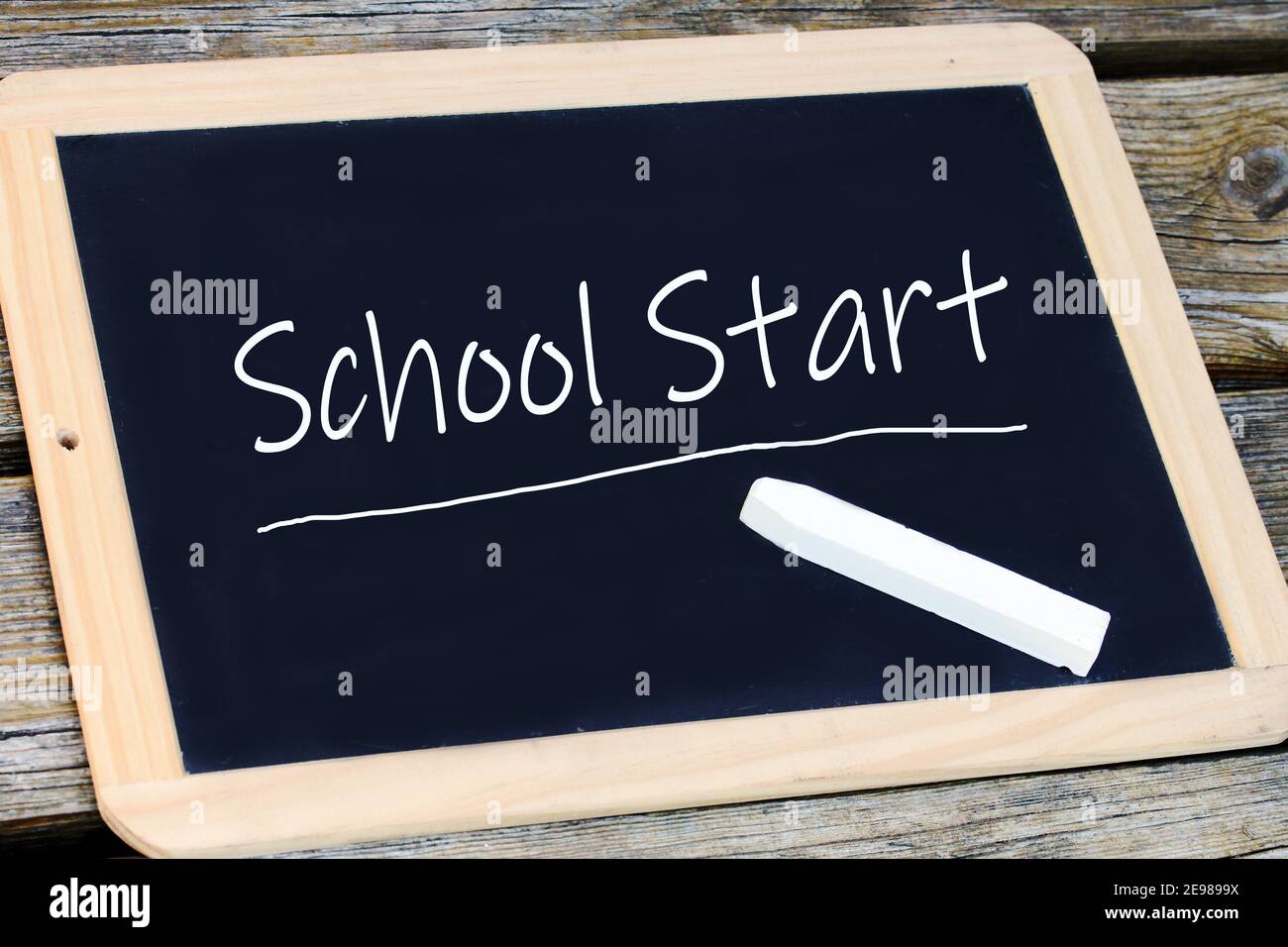 Su una lavagna è scritto l'inizio della scuola. La scuola ricomincia Foto Stock