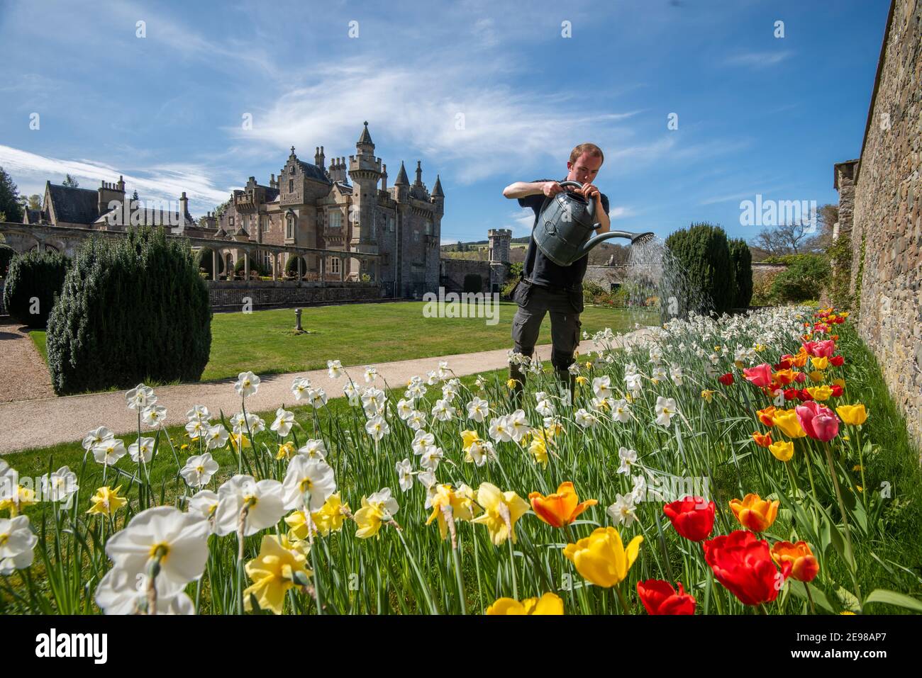 24 aprile 2020 Abbotsford , la casa di Sir Walter Scott, vicino a Melrose, Scottish Borders , Scozia. Immagine mostra Abbotsford giardiniere , Sean Crammond Foto Stock
