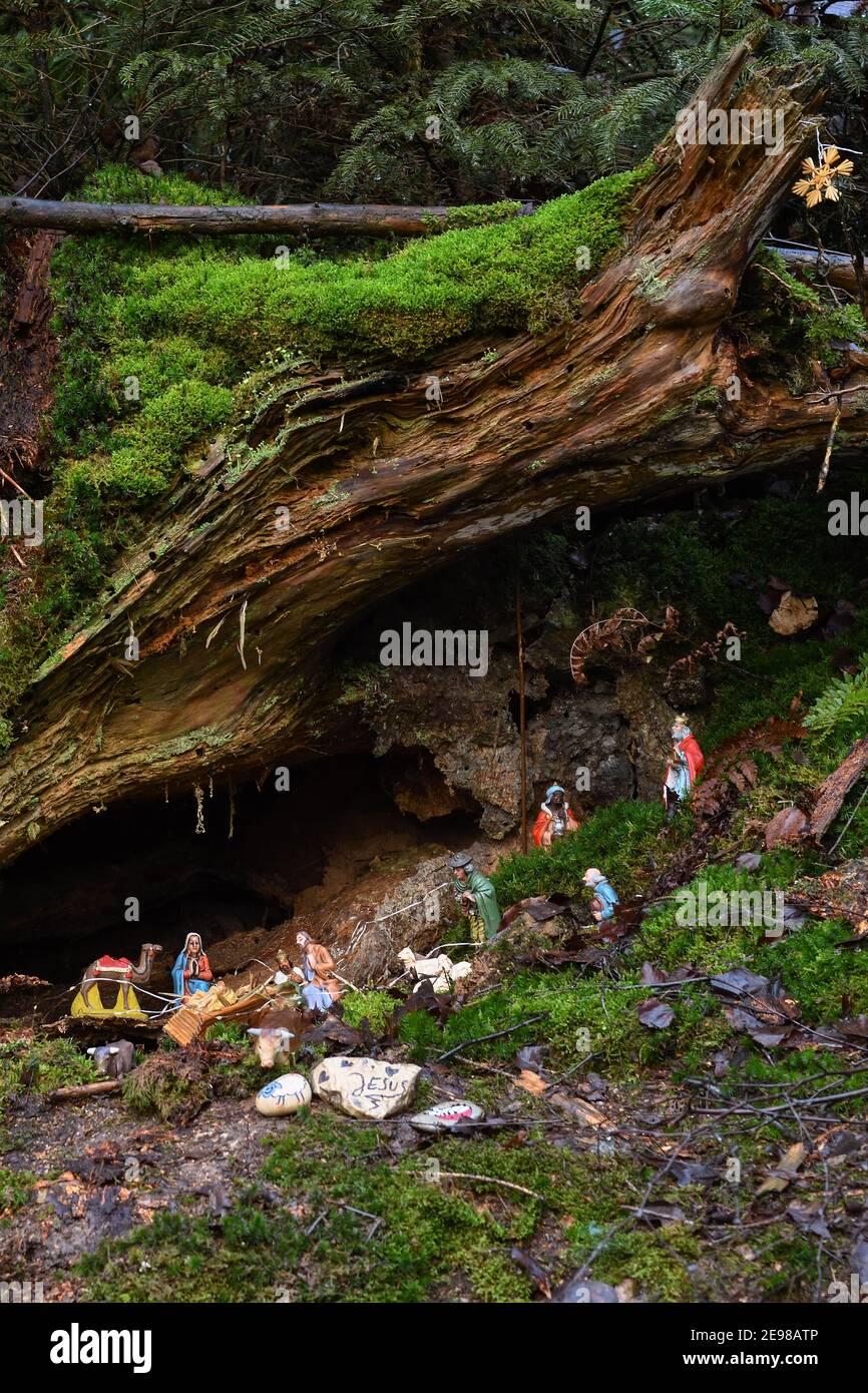 Culla di Natale costruita da persone sconosciute in profondità in una foresta da qualche parte in Europa. Foto Stock