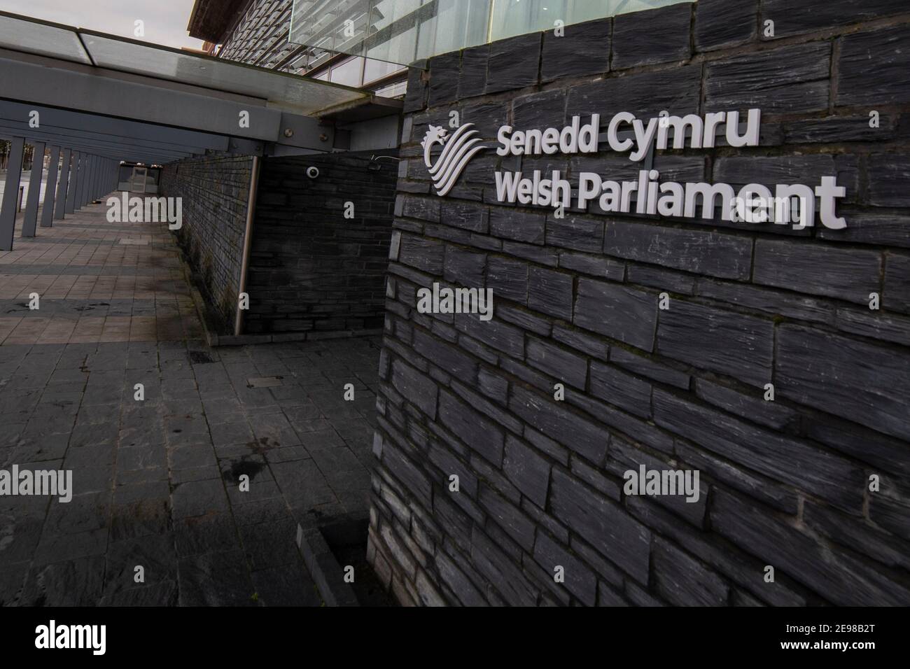 Cardiff, Galles, Regno Unito. 3 Feb 2021. L'edificio del Parlamento gallese Senedd Cymru nella baia di Cardiff come ministro della salute del Galles Vaughan Gething afferma che un allentamento "radicale e significativo" delle restrizioni di blocco del coronavirus è improbabile questo mese. Credit: Mark Hawkins/Alamy Live News Foto Stock