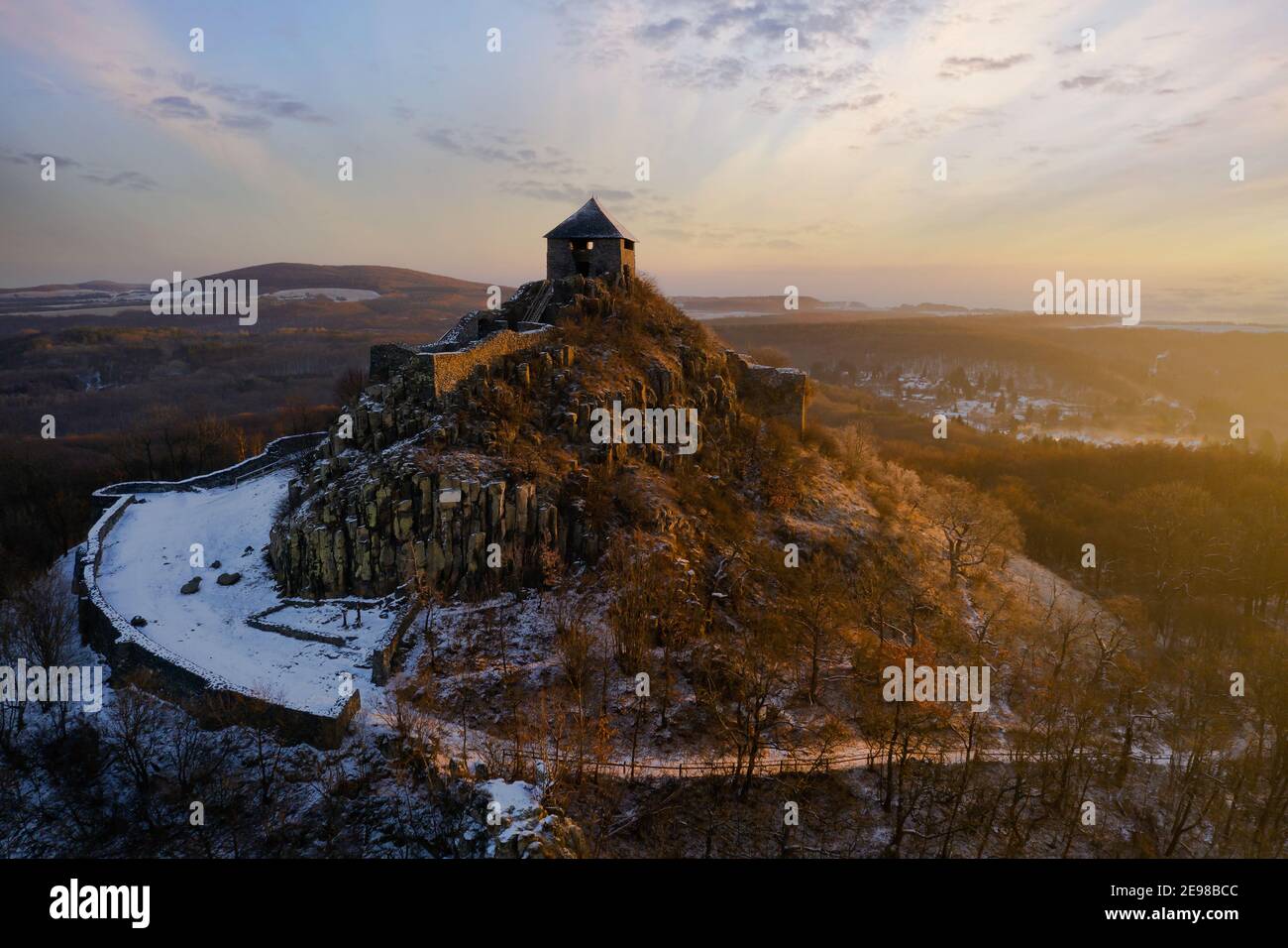 Rovine del castello di Salgo in Ungheria. Rovine medievali del forte vicino alla città di Salgobanya. Costruito nel 13 ° secolo. Incredibile vista aerea in inverno con neve coperta Foto Stock