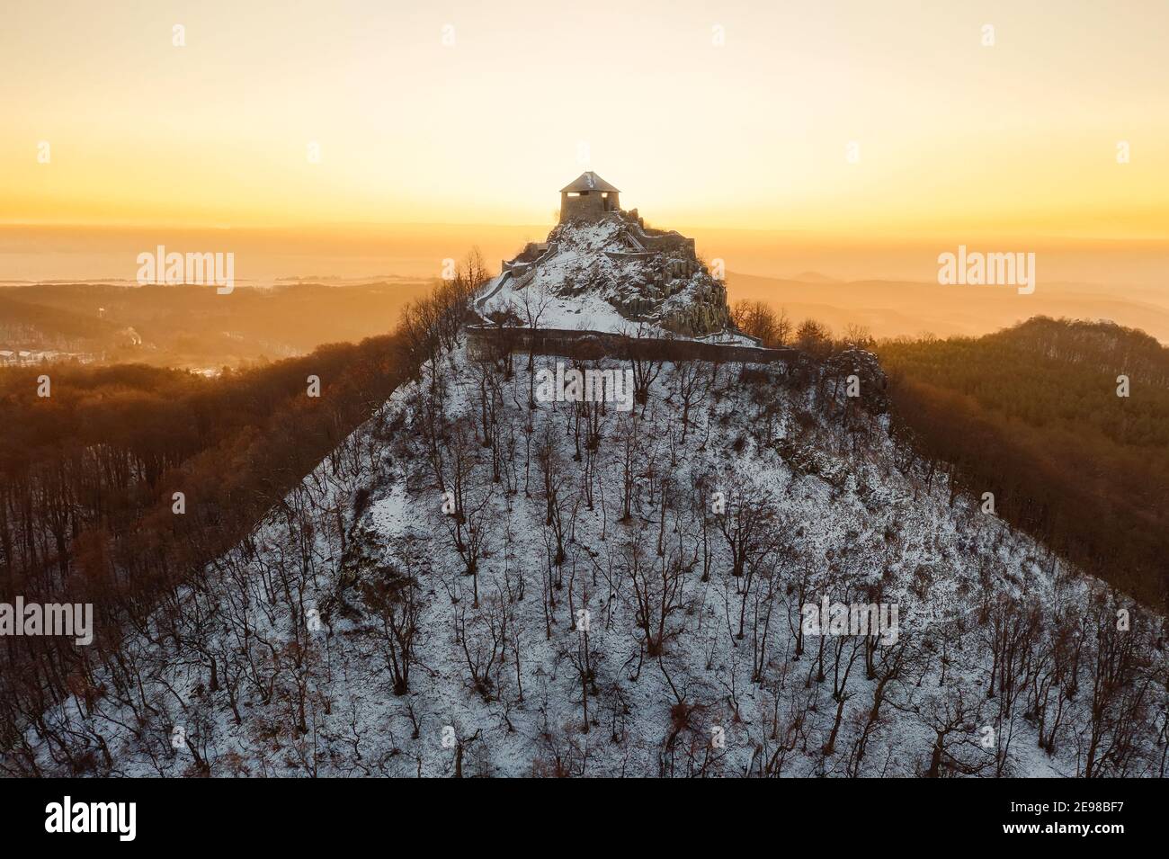 Rovine del castello di Salgo in Ungheria. Rovine medievali del forte vicino alla città di Salgobanya. Costruito nel 13 ° secolo. Incredibile vista aerea in inverno con neve coperta Foto Stock