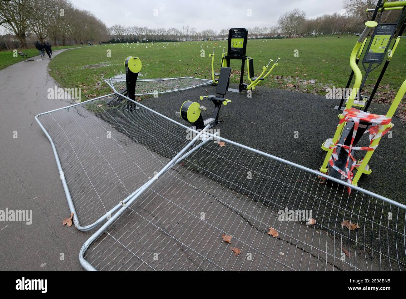 DownHills Park, Londra, Regno Unito. 3 Feb 2021. Barriere che circondano un'area esterna di esercizio spinto sopra in downHills Park, Londra. Credit: Matthew Chpicle/Alamy Live News Foto Stock