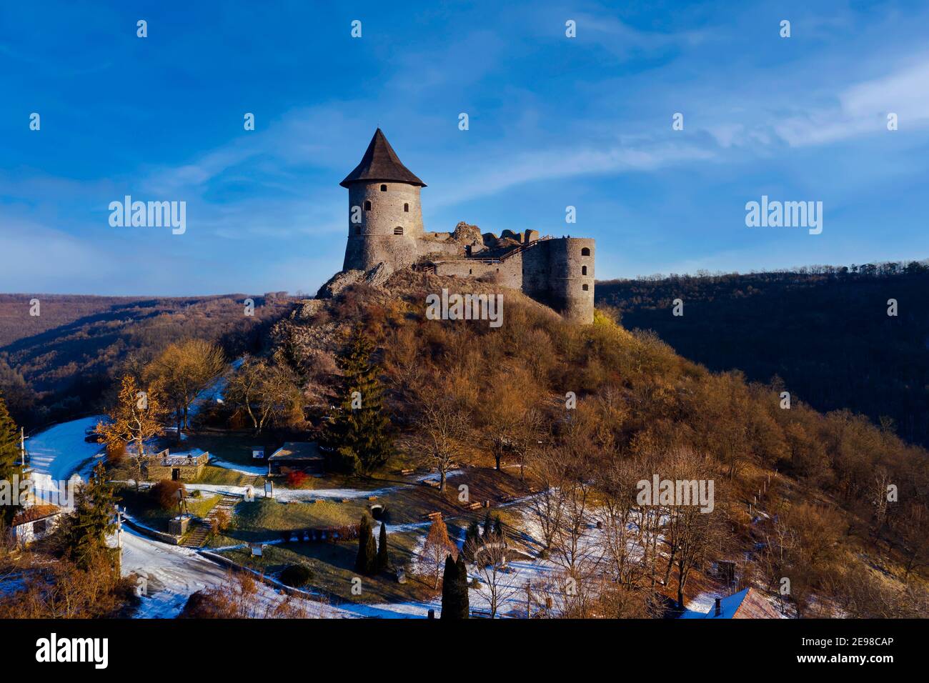 Somosko castello al confine tra Ungheria e Slovacchia. Rovine medievali della fortezza hngariana storica. Vista innevata in inverno. Foto Stock
