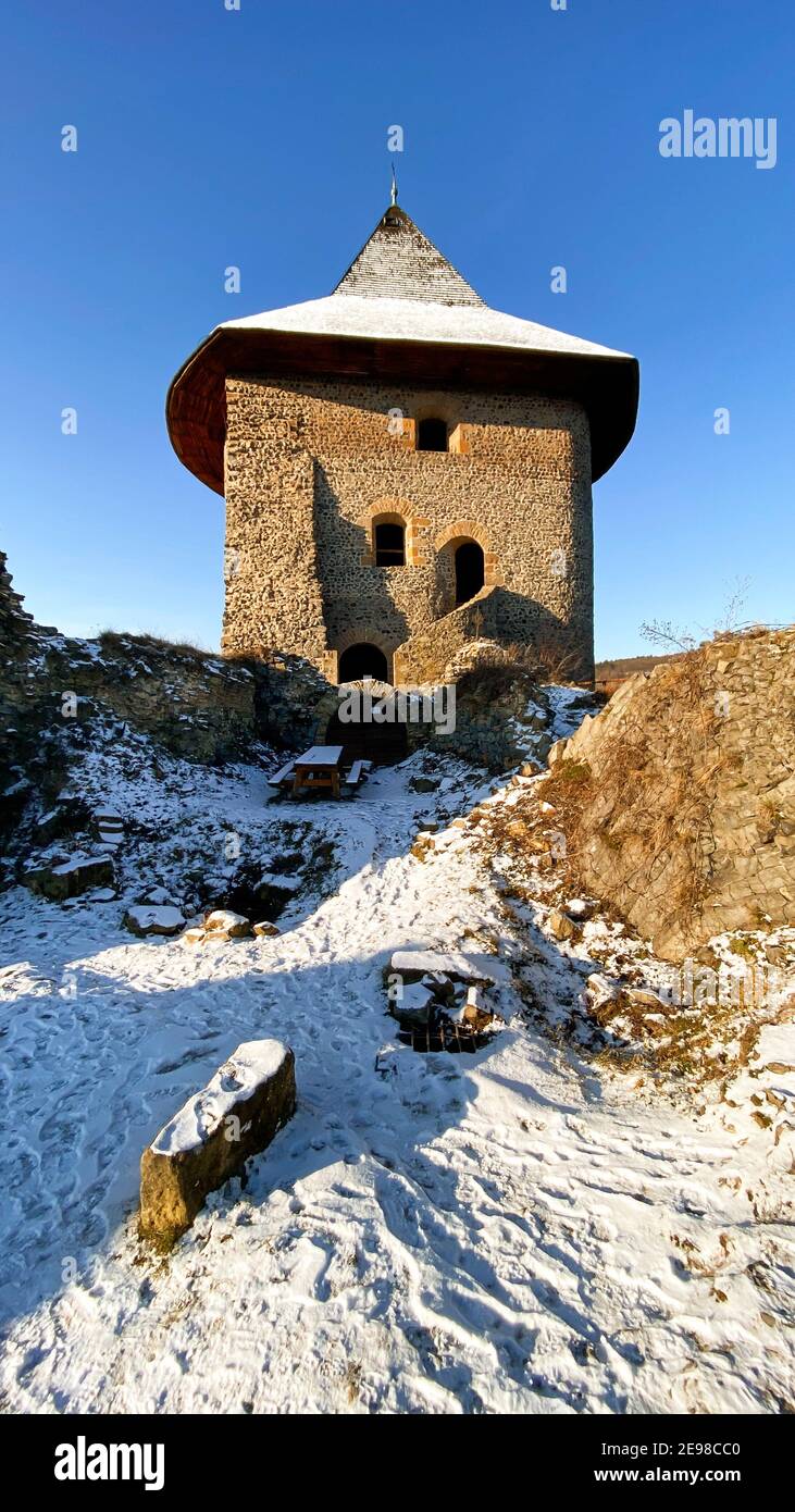 Somosko castello al confine tra Ungheria e Slovacchia. Rovine medievali della fortezza hngariana storica. Vista innevata in inverno. Foto Stock