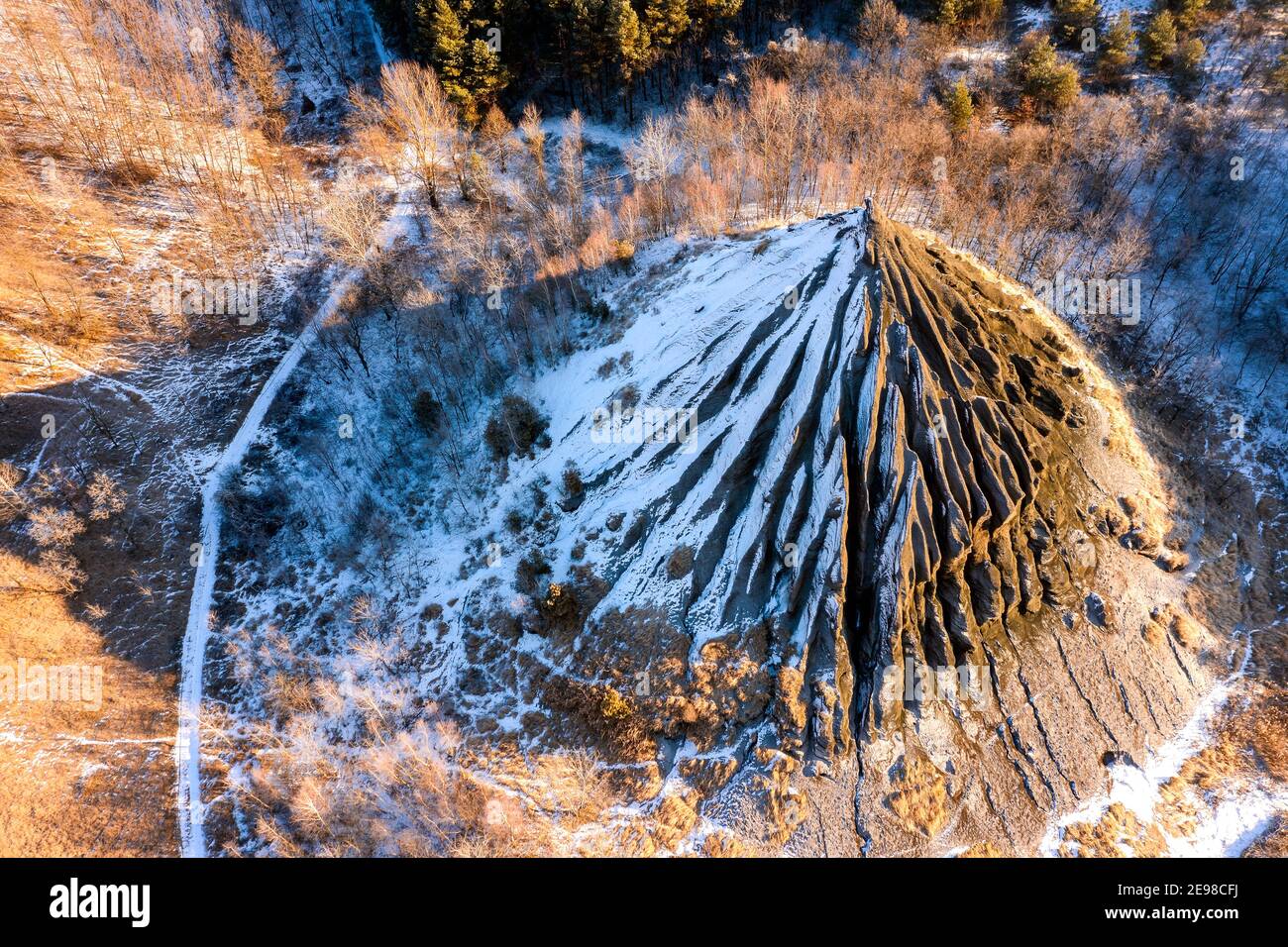 Incredibile vista aerea del cumulo di scorie abbandonate coperto da neve e erba, paesaggio invernale. Il nome ungherese è zagyvarónai salakkúp. Foto Stock