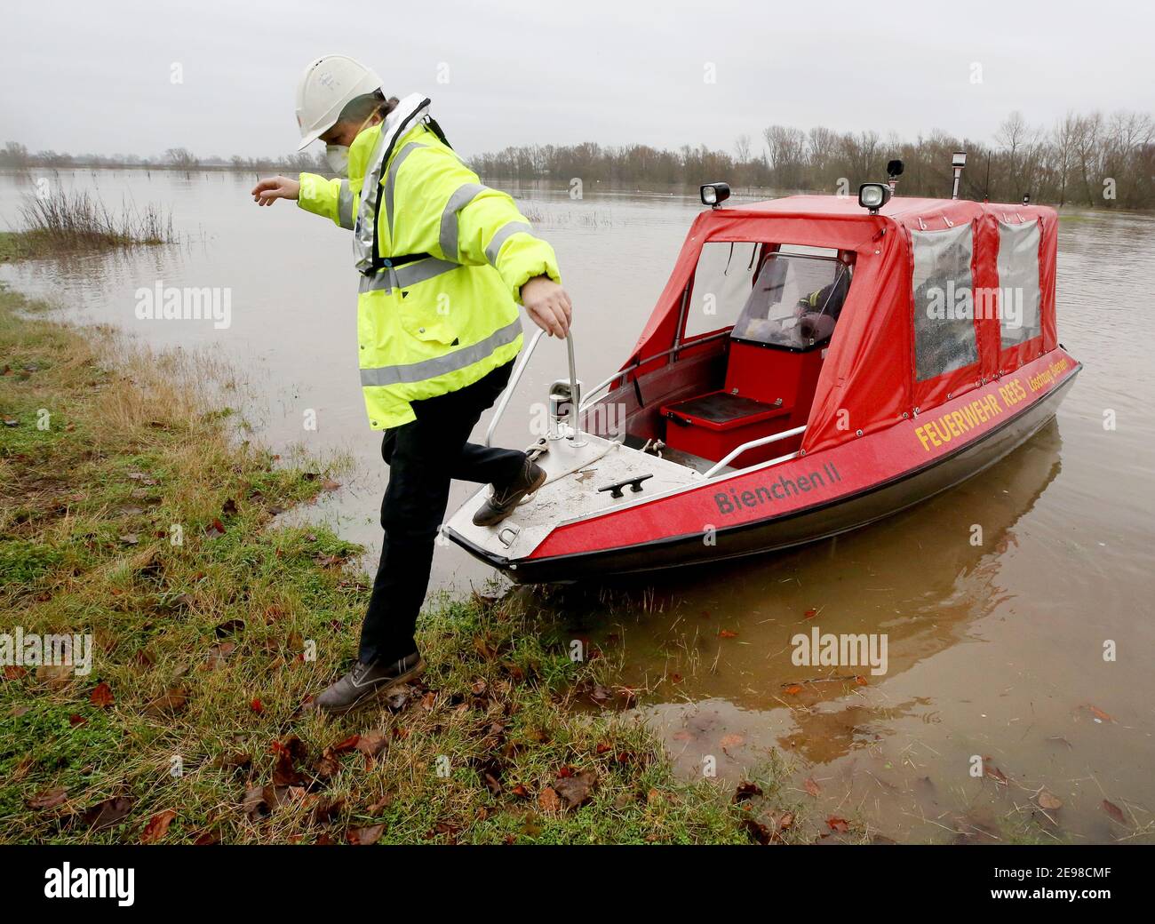 Rees, Germania. 03 Feb 2021. Un visitatore del campeggio esce dal motoscafo 'Bienchen' a Grietherort. Le ulteriori acque alluvionali in aumento hanno tagliato la comunità di Rees-Grietherort sul basso Reno dalle strade di accesso e la hanno trasformata in un'isola. Credit: Roland Weihrauch/dpa/Alamy Live News Foto Stock