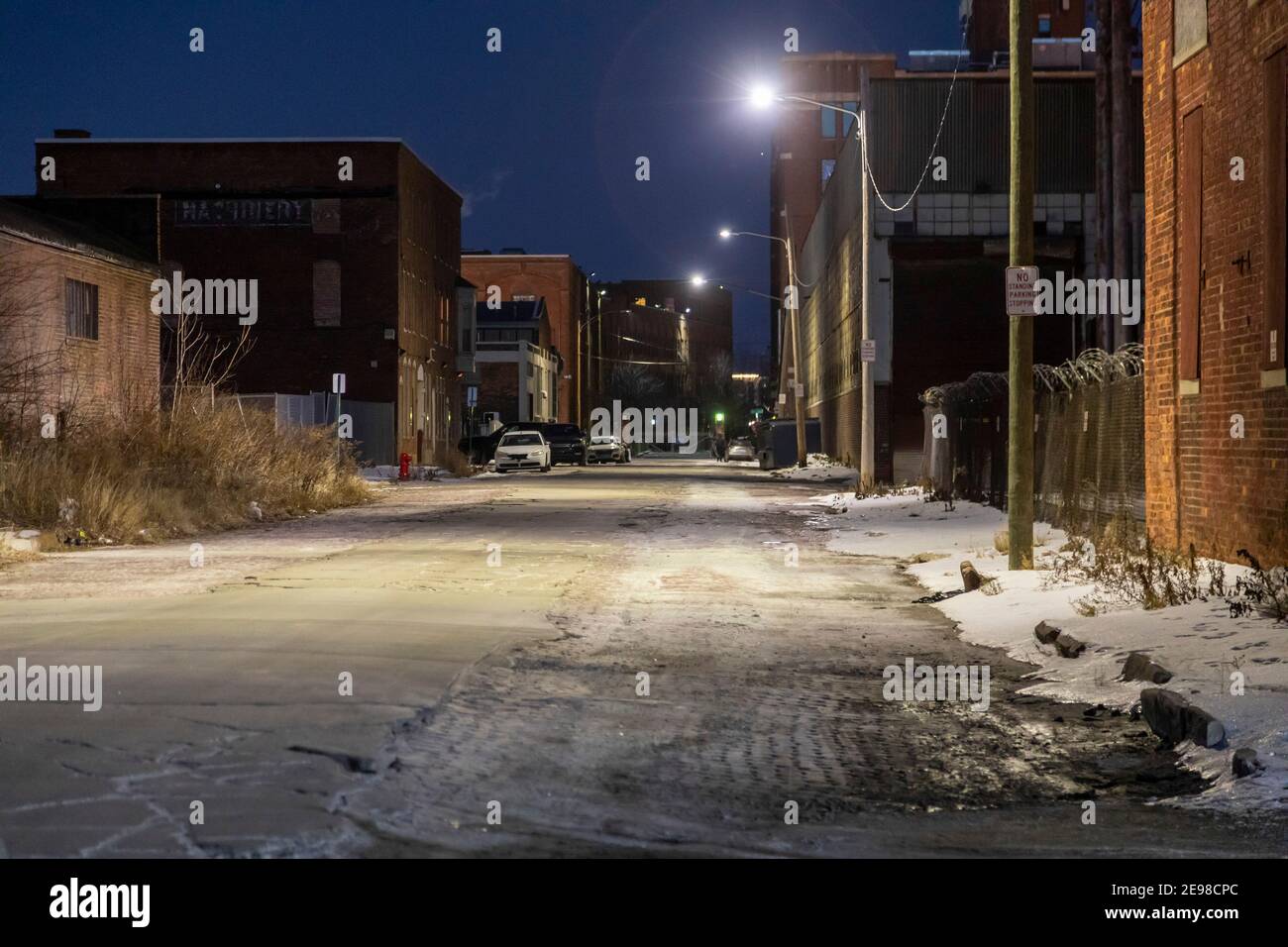 Una strada cittadina buia e deserta di notte. Foto Stock